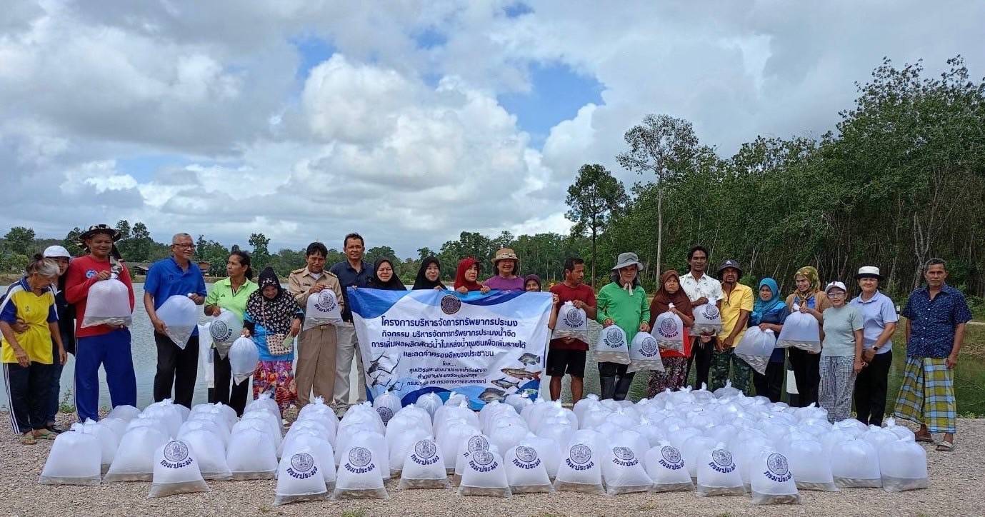 ประมงอำเภอเขาชัยสน ร่วมกับศูนย์วิจัยและพัฒนาประมงน้ำจืดพัทลุง, ผู้ใหญ่บ้าน, ผู้ช่วยผู้ใหญ่ และราษฎร ปล่อยพันธุ์ปลาตะเพียนขาว  ปลายี่สกเทศ, ปลาบ้า รวมจำนวน 32,000 ตัว  พร้อมทั้งสร้างอาหารธรรมชาติ (ฟางหมัก)  ในแหล่งน้ำแม่เปี๊ยะ ม.8 ต.เขาชัยสน  ตามโครงการบริหารจัดทรัพยากรประมง..คลิก