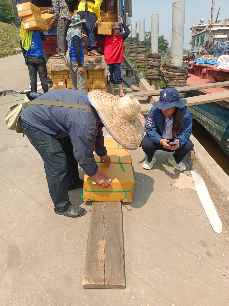 เจ้าหน้าที่ศูนย์บริหารจัดการด่านตรวจประมงเขต 1 (เชียงราย) ตรวจสอบสินค้าปลากะตักตากแห้ง ส่งออกไปยังสาธารณรัฐประชาธิปไตยประชาชนลาว ณ ท่าเรือห้าเชียง