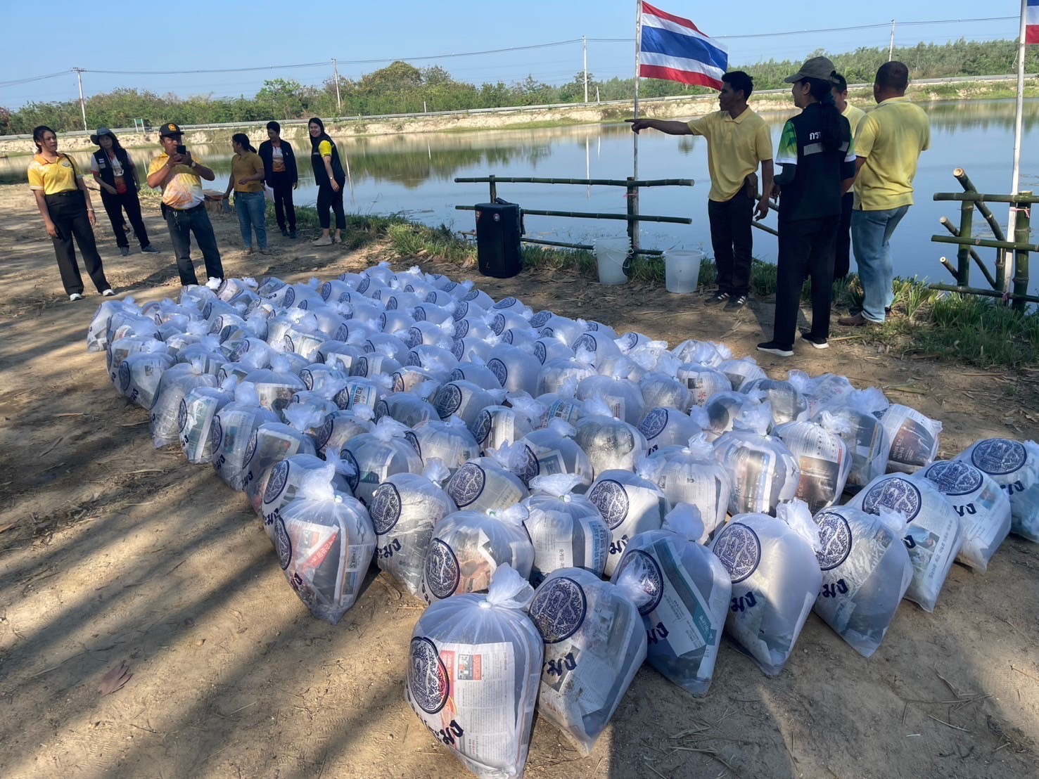 ปล่อยพันธุ์สัตว์น้ำตามโครงการบริหารจัดการทรัพยากรประมง กิจกรรมบริหารจัดการทรัพยากรประมงน้ำจืด การเพิ่มผลผลิตสัตว์น้ำในแหล่งน้ำชุมชนเพื่อยกระดับรายได้และลดค่าครองชีพของประชาชน