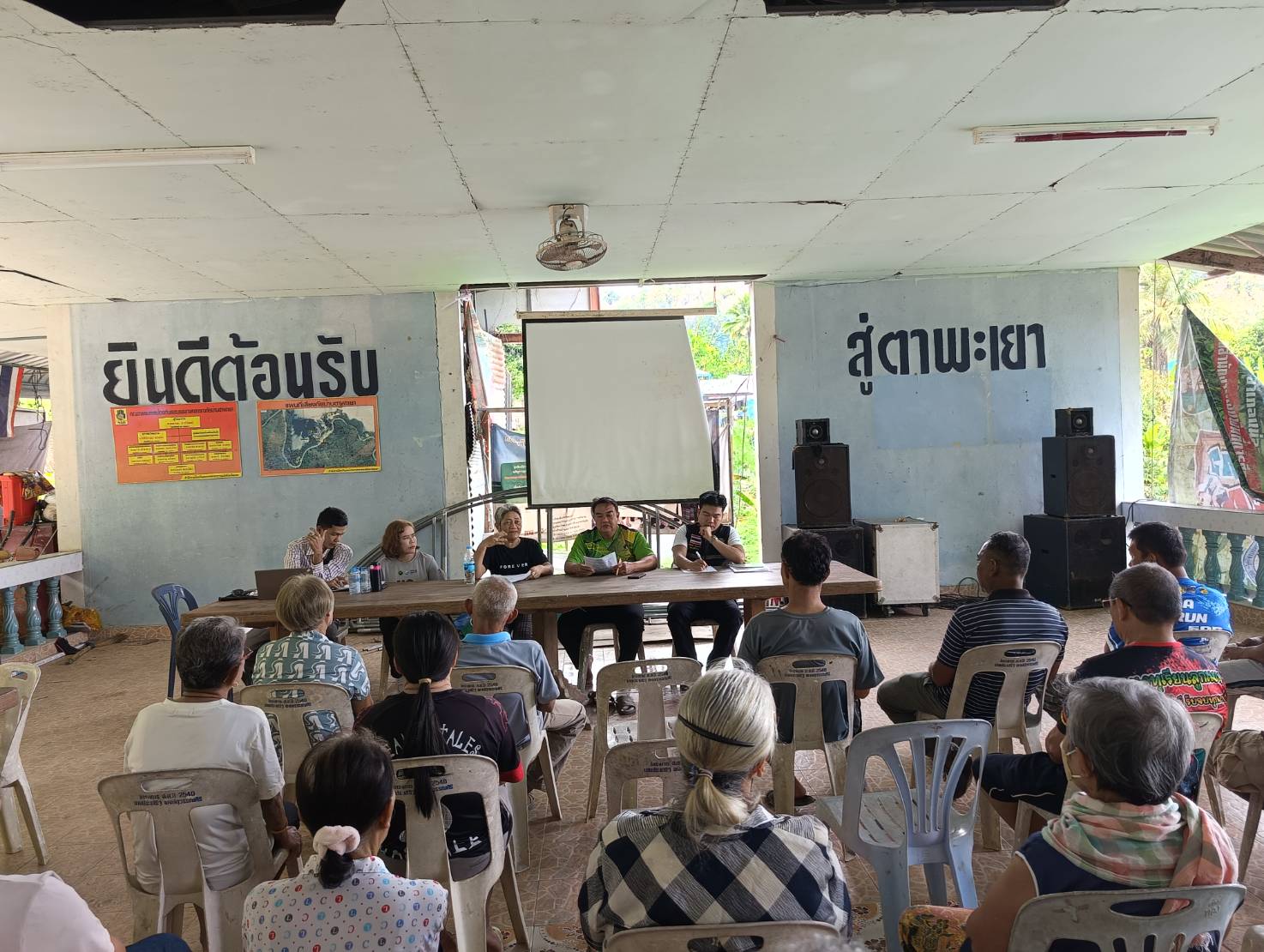ภาพกิจกรรม ลงพื้นที่เพื่อดำเนินกิจกรรมจิตอาสาพัฒนาชุมชนประมงฯ โดยเข้าพบปะพูดคุยแลกเปลี่ยนความคิดเห็น ให้แก่ กลุ่มเครือข่ายเฝ้าระวังการประมงบ้านตาพะเยา
