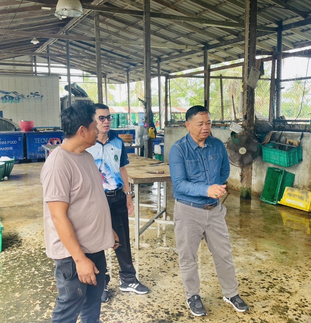 ลงพื้นที่เยี่ยมเยียนฟาร์มของเกษตรกรเลี้ยงปลาชะโด พร้อมทั้งสอบถามข้อมูลด้านปัญหาอุปสรรคและด้านการตลาดในการเพาะเลี้ยงสัตว์น้ำ ตลอดจนหารือแนวทางการกำจัดปลาชะโดในแหล่งน้ำต่างๆ ที่ส่งผลกระทบต่อระบบนิเวศของแหล่งน้ำ