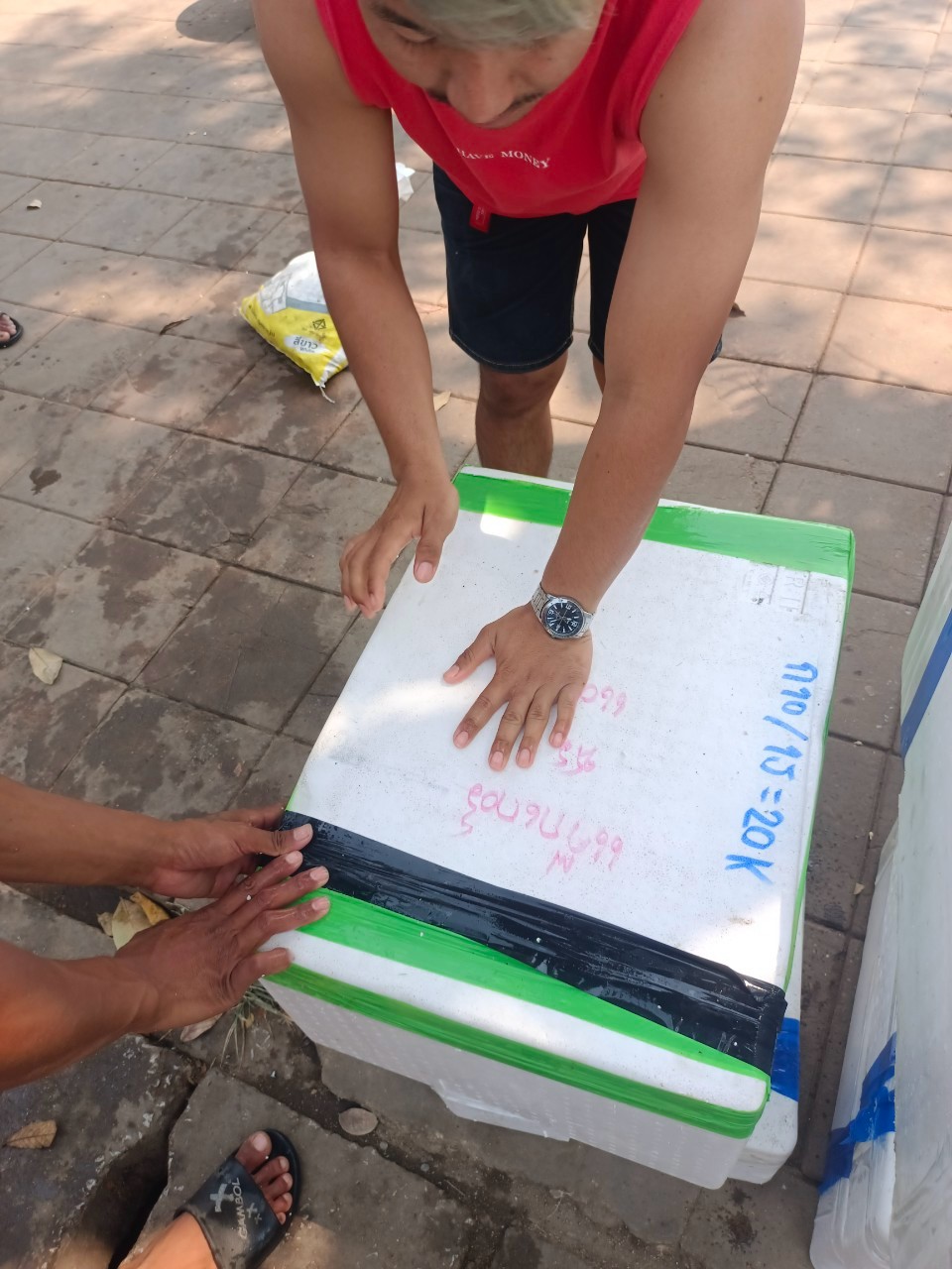 เจ้าหน้าที่ศูนย์บริหารจัดการด่านตรวจประมงเขต 1 (เชียงราย) ตรวจสอบสินค้าประมงส่งออกไปยังสาธารณรัฐประชาธิปไตยประชาชนลาว