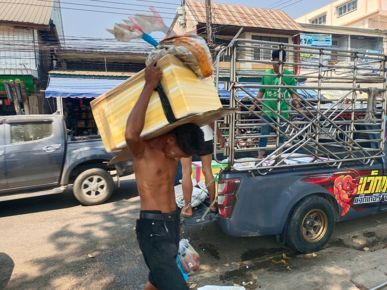เจ้าหน้าที่ศูนย์บริหารจัดการด่านตรวจประมงเขต 1 (เชียงราย) ตรวจสอบสินค้าประมงส่งออกไปยังสาธารณรัฐประชาธิปไตยประชาชนลาว