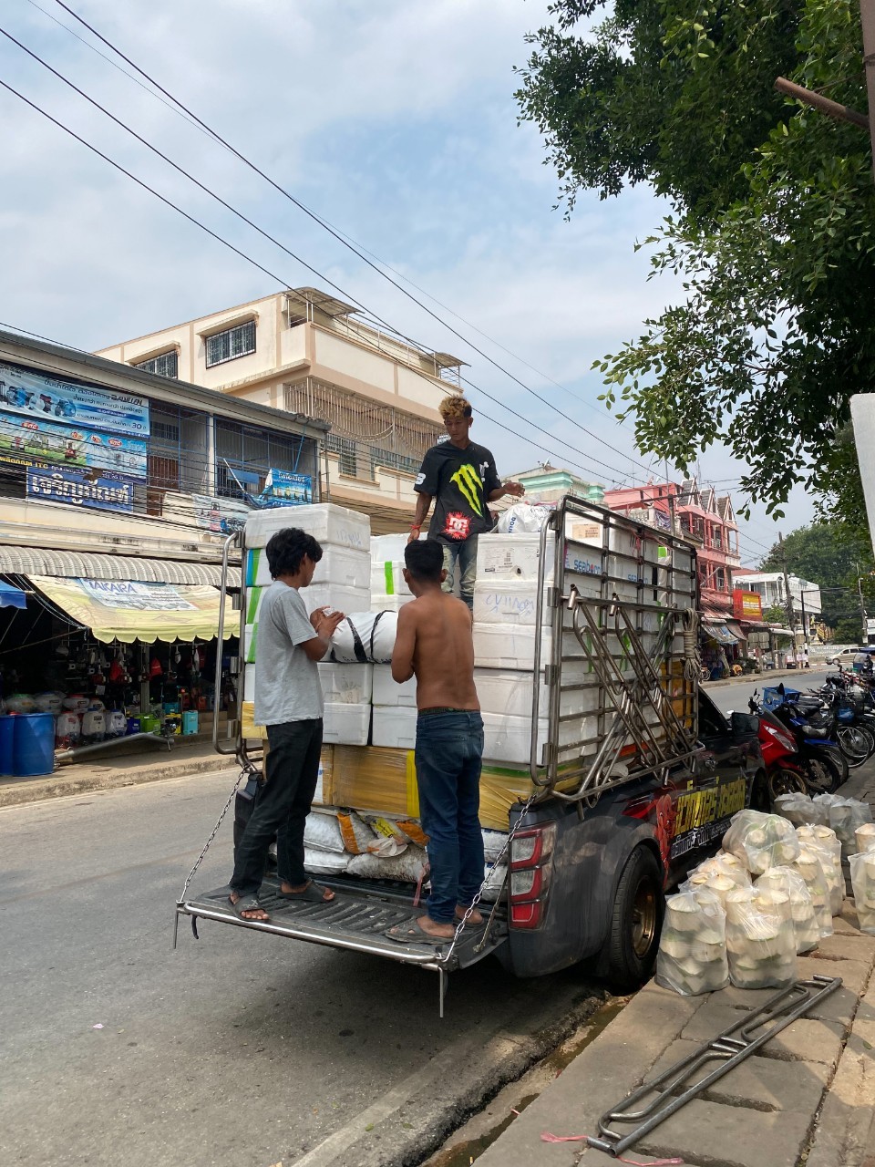 เจ้าหน้าที่ศูนย์บริหารจัดการด่านตรวจประมงเขต 1 (เชียงราย) ตรวจสอบสินค้าประมงส่งออกไปยังสาธารณรัฐประชาธิปไตยประชาชนลาว