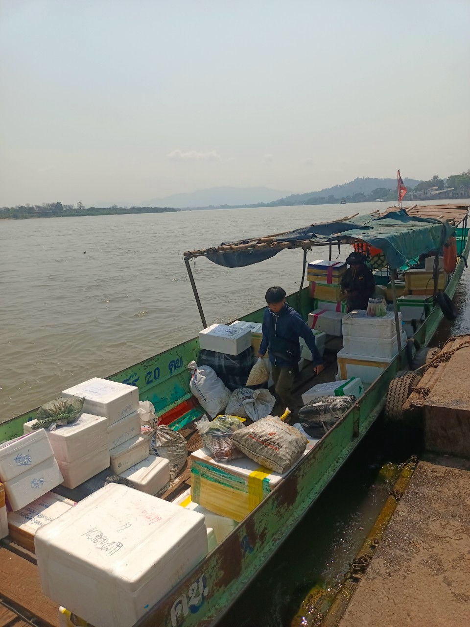 เจ้าหน้าที่ศูนย์บริหารจัดการด่านตรวจประมงเขต 1 (เชียงราย) ตรวจสอบสินค้าประมงส่งออกไปยังสาธารณรัฐประชาธิปไตยประชาชนลาว