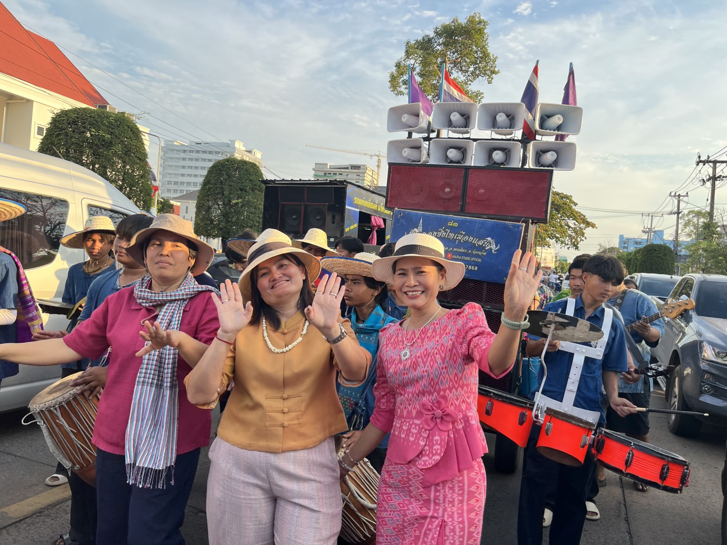 สำนักงานประมงจังหวัดร้อยเอ็ด เข้าร่วมขบวนแห่กัณฑ์จอบกัณฑ์หลอนเนื่องในงานมหาทานบารมี ประเพณีบุญผะเหวดร้อยเอ็ด ประจำปี 2568..คลิก