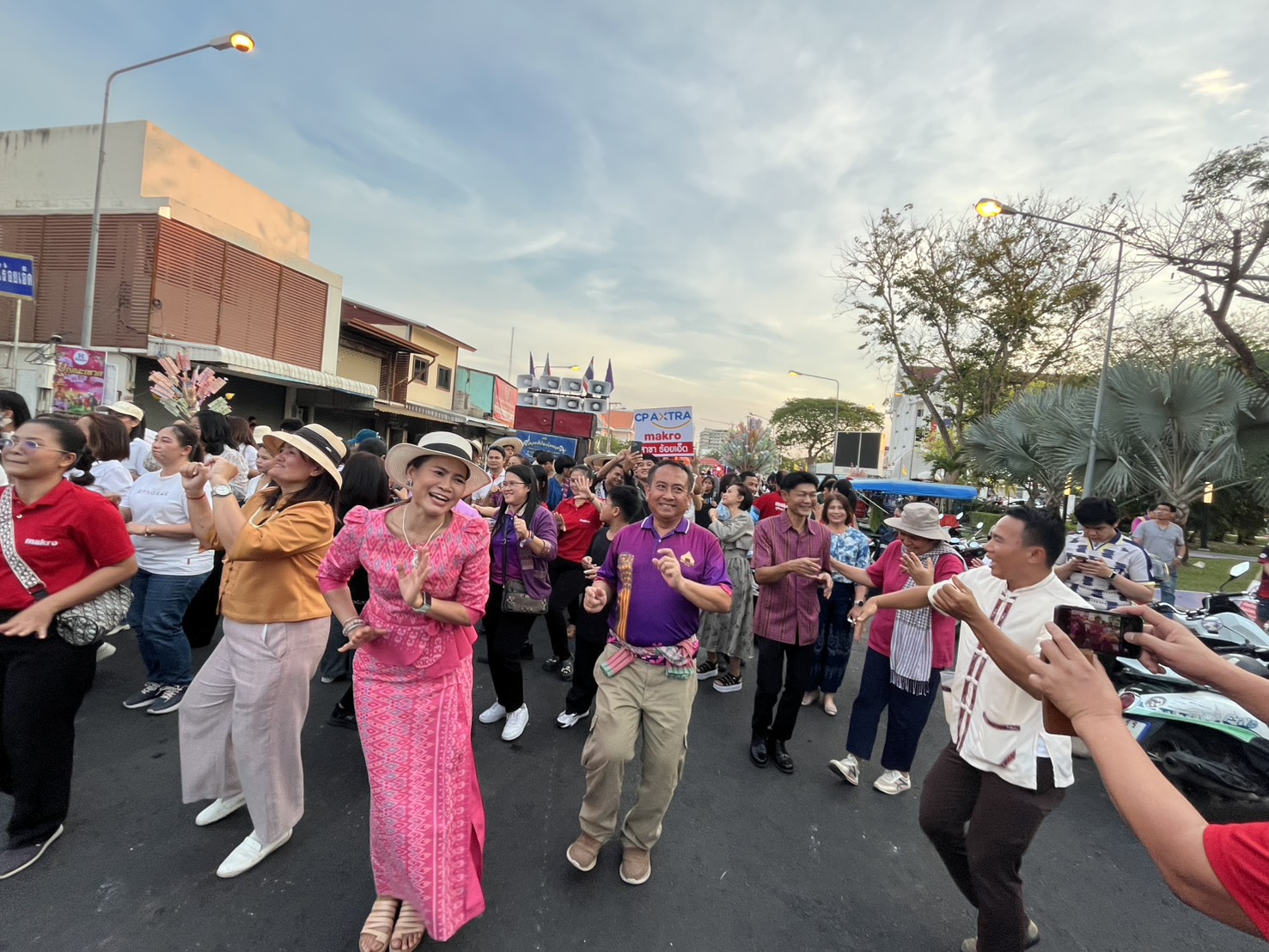 สำนักงานประมงจังหวัดร้อยเอ็ด เข้าร่วมขบวนแห่กัณฑ์จอบกัณฑ์หลอนเนื่องในงานมหาทานบารมี ประเพณีบุญผะเหวดร้อยเอ็ด ประจำปี 2568