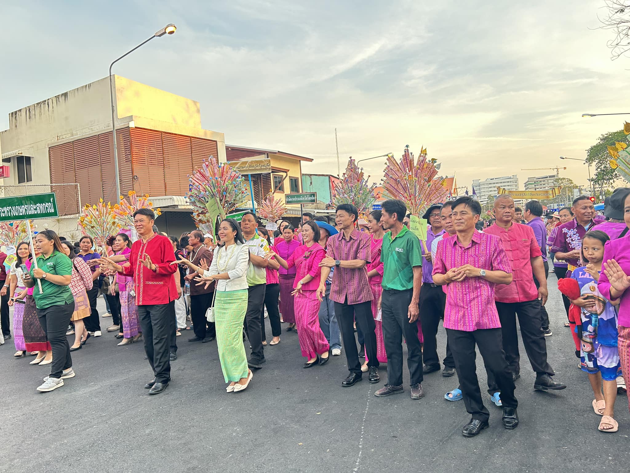 สำนักงานประมงจังหวัดร้อยเอ็ด เข้าร่วมขบวนแห่กัณฑ์จอบกัณฑ์หลอนเนื่องในงานมหาทานบารมี ประเพณีบุญผะเหวดร้อยเอ็ด ประจำปี 2568