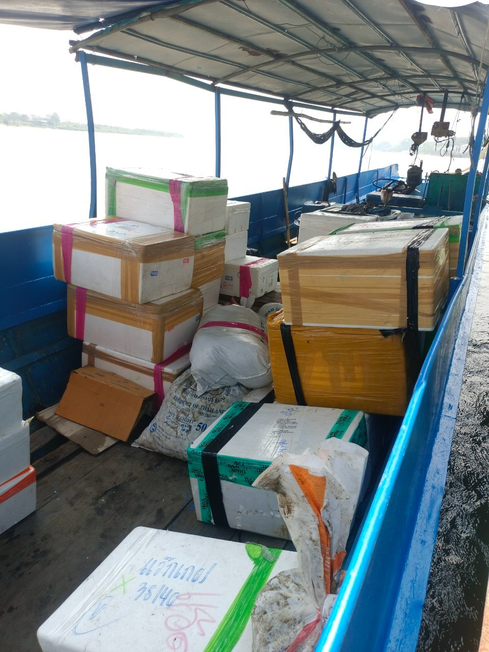เจ้าหน้าที่ศูนย์บริหารจัดการด่านตรวจประมงเขต 1 (เชียงราย) ตรวจสอบสินค้าประมงส่งออกไปยังสาธารณรัฐประชาธิปไตยประชาชนลาว และสาธารณรัฐสหภาพเมียนมา