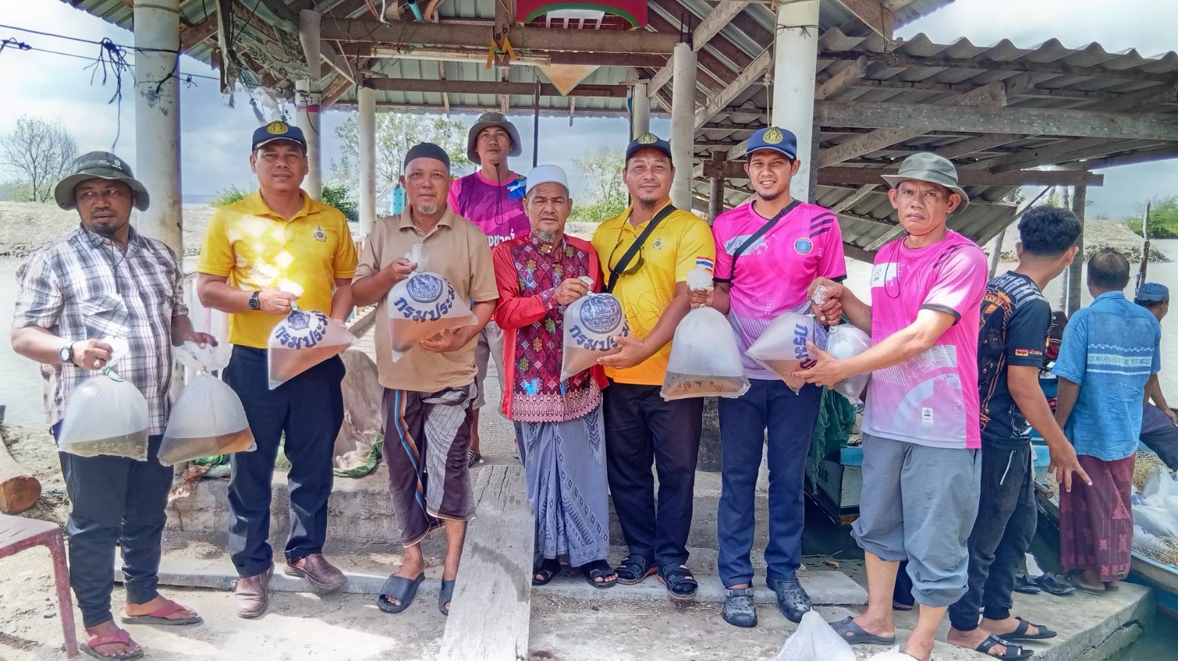 กิจกรรมปล่อยพันธุ์กุ้งทะเล จำนวน 600,000 ตัว  บริเวณอ่าวปัตตานี บ้านดาโต๊ะ ต.แหลมโพธิ์ อ.ยะหริ่ง จ.ปัตตานี