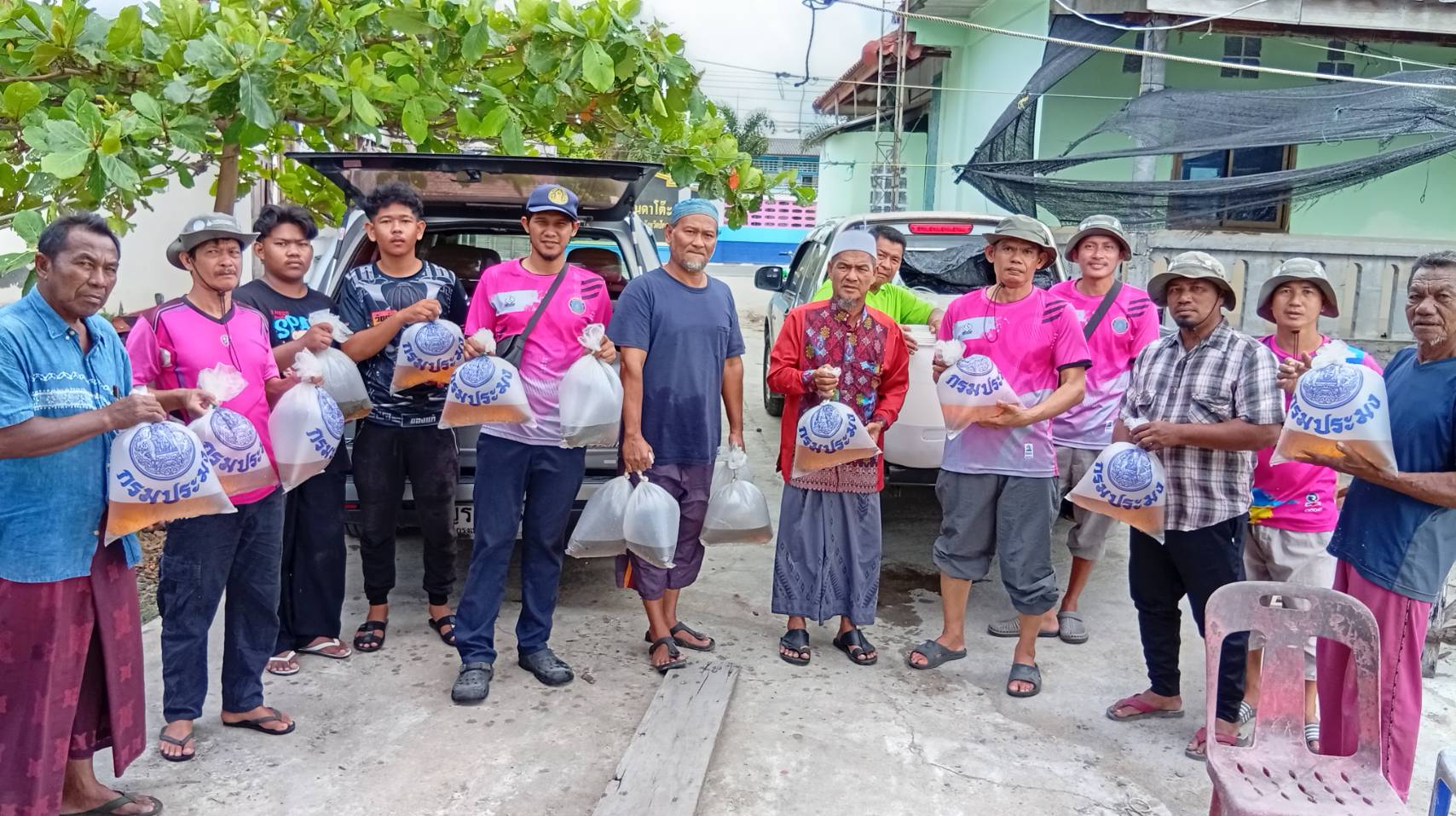 กิจกรรมปล่อยพันธุ์กุ้งทะเล จำนวน 600,000 ตัว  บริเวณอ่าวปัตตานี บ้านดาโต๊ะ ต.แหลมโพธิ์ อ.ยะหริ่ง จ.ปัตตานี