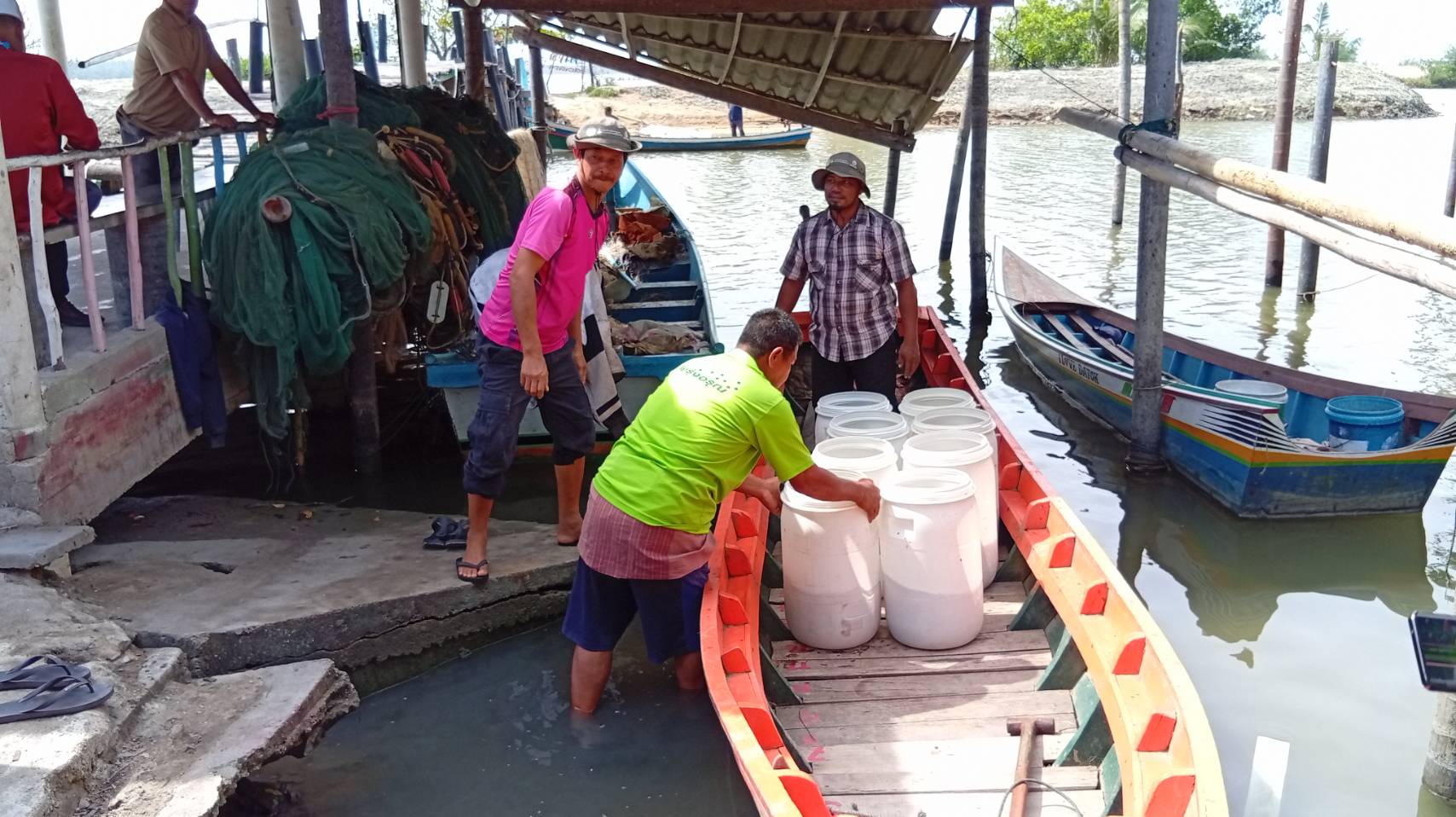 กิจกรรมปล่อยพันธุ์กุ้งทะเล จำนวน 600,000 ตัว  บริเวณอ่าวปัตตานี บ้านดาโต๊ะ ต.แหลมโพธิ์ อ.ยะหริ่ง จ.ปัตตานี