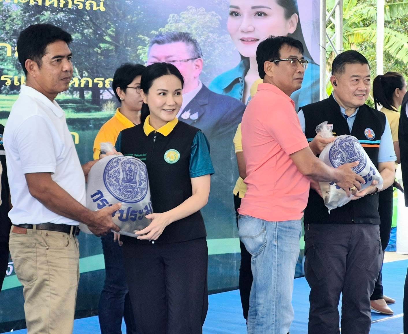 ร่วมต้อนรับรัฐมนตรีว่าการกระทรวงเกษตรและสหกรณ์ ลงพื้นที่ตรวจราชการ จังหวัดจันทบุรีและจังหวัดตราด..คลิก