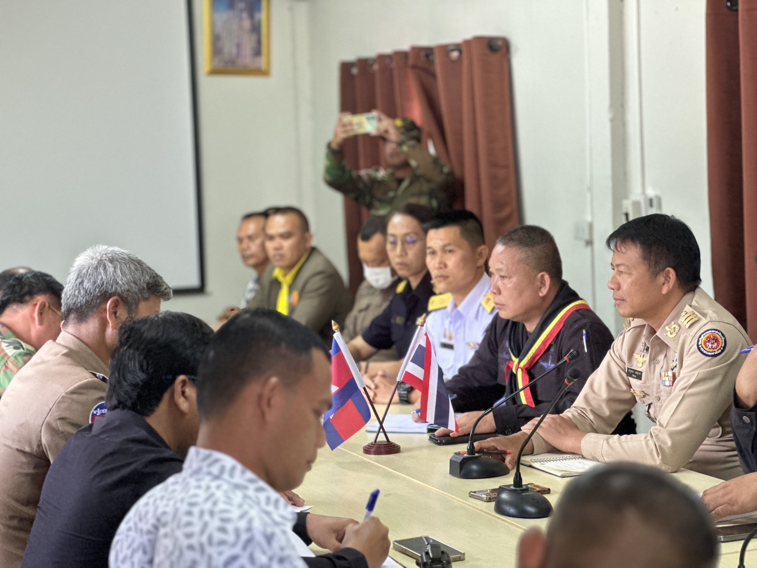 ประชุมปรึกษาหารือเพื่อแก้ไขปัญหาในการปฏิบัติงาน บริเวณช่องสายตะกู-จุ๊บโกกี..คลิก