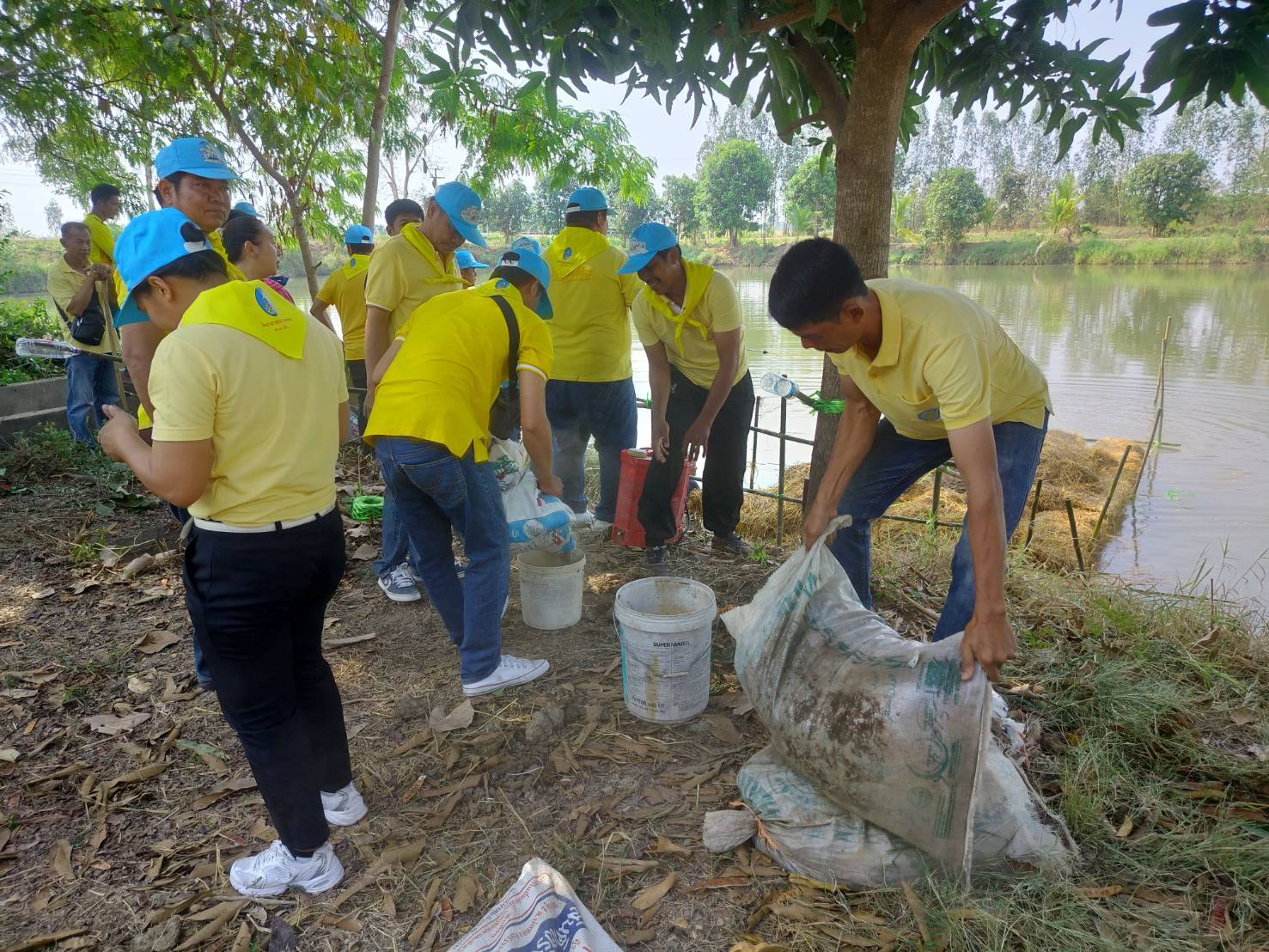 จิตอาสา ร่วมกันจัดทำอาหารธรรมชาติในอ่างเก็บเกาะลอย