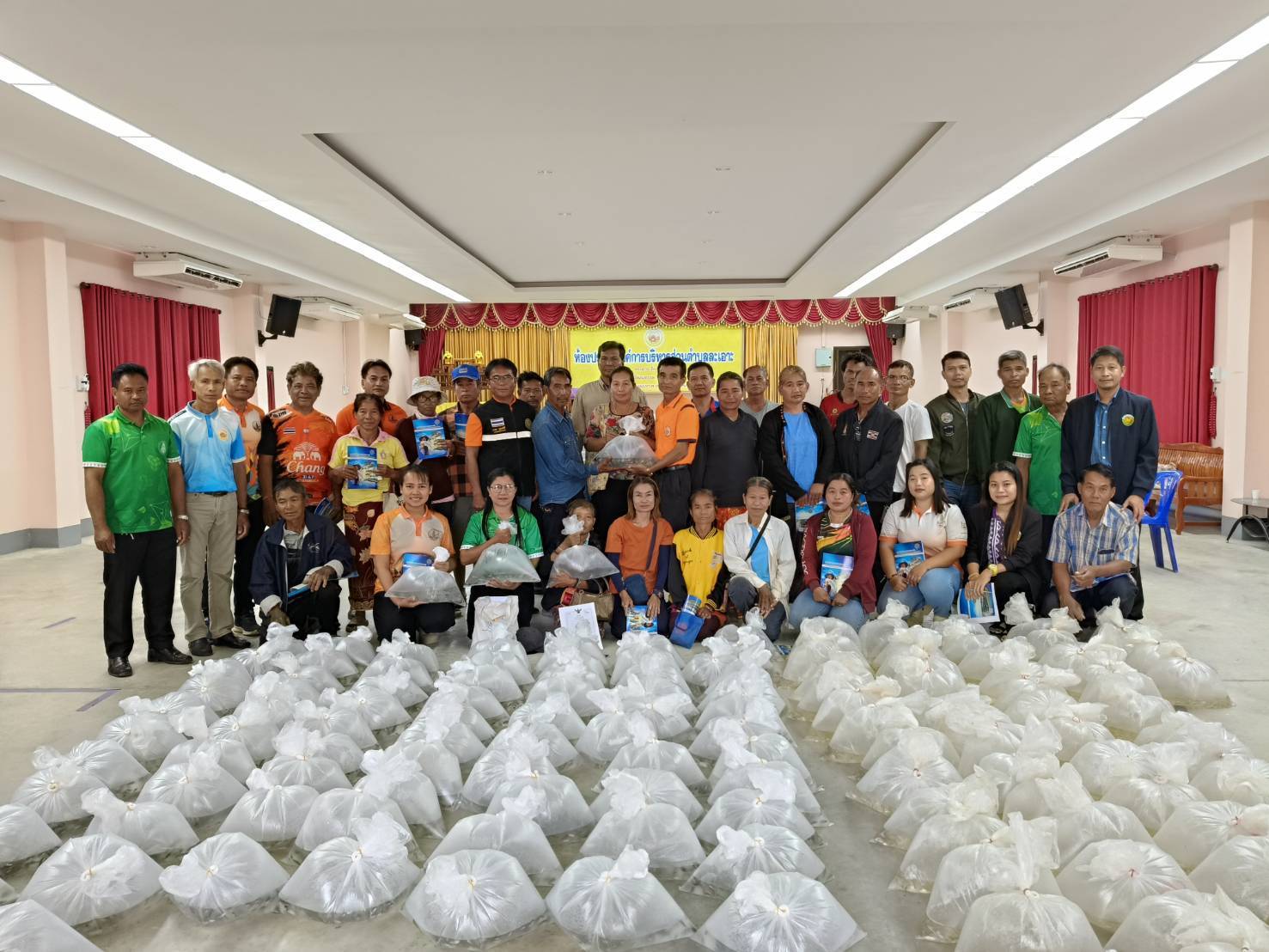 ถ่ายทอดเทคโนโลยีให้ความรู้แก่เกษตรกร โครงการศูนย์เรียนรู้การเพิ่มประสิทธิภาพสินค้าเกษตร  อำเภอน้ำเกลี้ยง..คลิก