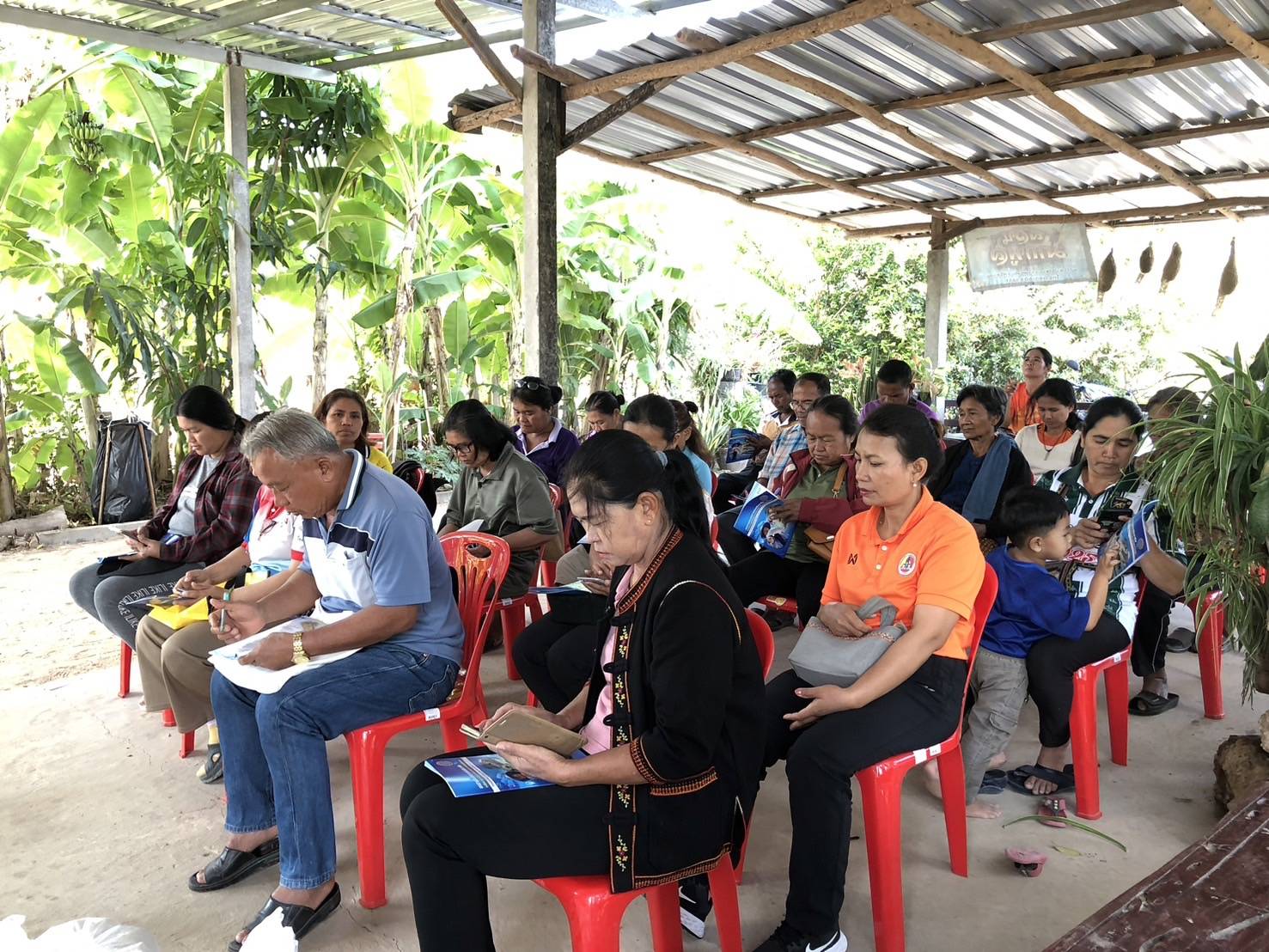 ถ่ายทอดเทคโนโลยีให้ความรู้แก่เกษตรกร โครงการศูนย์เรียนรู้การเพิ่มประสิทธิภาพสินค้าเกษตร อำเภอห้วยทับทัน..คลิก