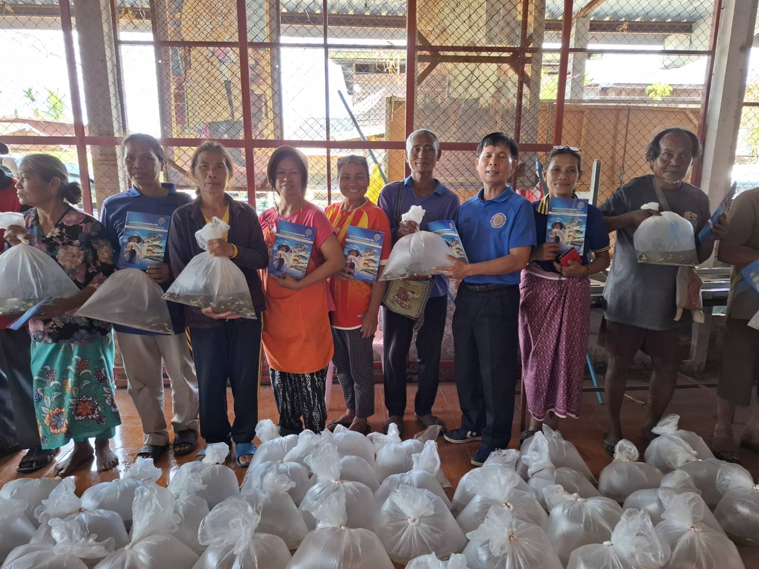 ถ่ายทอดเทคโนโลยีให้ความรู้แก่เกษตรกร โครงการศูนย์เรียนรู้การเพิ่มประสิทธิภาพการผลิตสินค้าเกษตร อำเภอเบญจลักษ์..คลิก