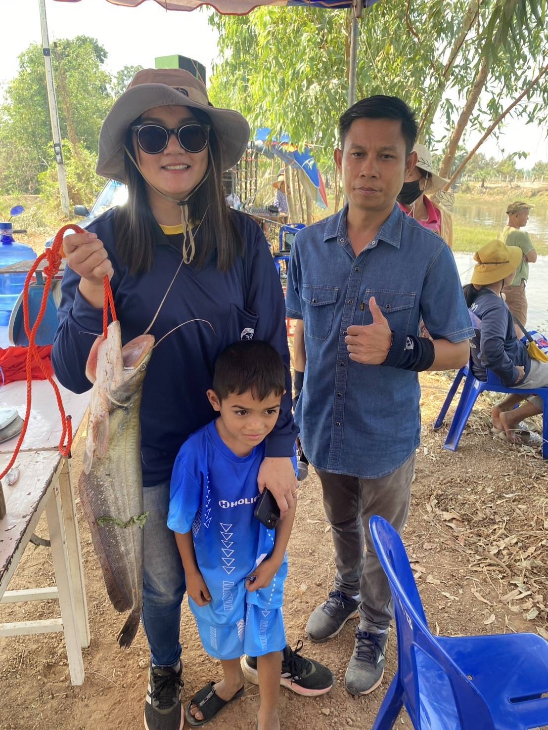 ร่วมกิจกรรมลงหนองทอดจับปลา หนองป้อมปราม 