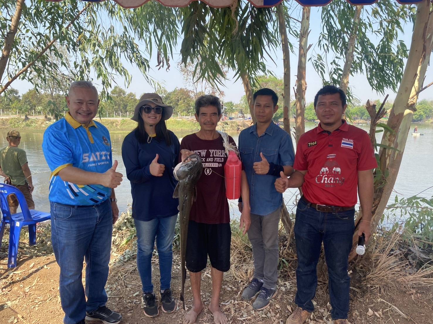 ร่วมกิจกรรมลงหนองทอดจับปลา หนองป้อมปราม 