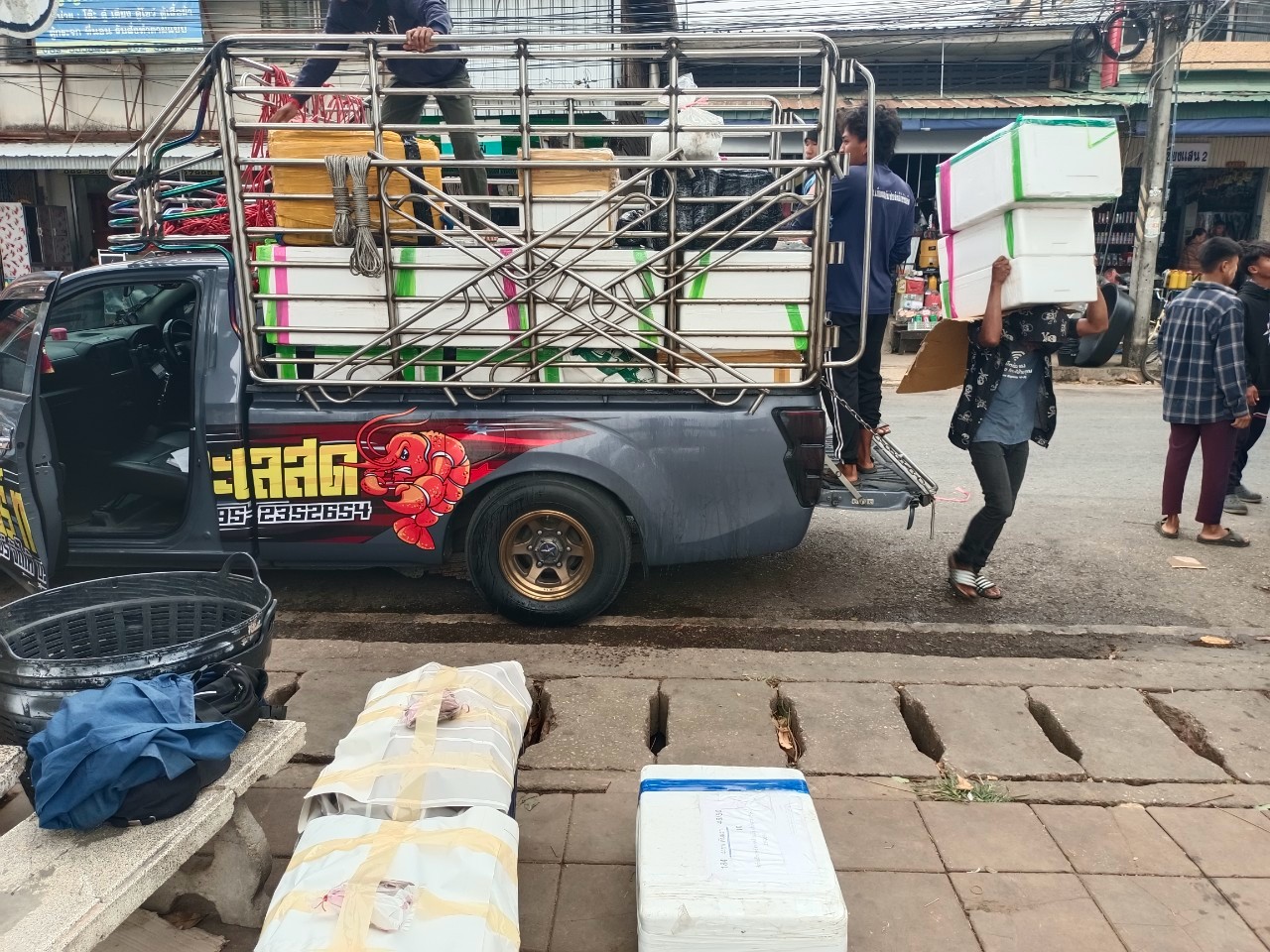 เจ้าหน้าที่ศูนย์บริหารจัดการด่านตรวจประมงเขต 1 (เชียงราย) ตรวจสอบสินค้าประมงส่งออกไปยังสาธารณรัฐประชาธิปไตยประชาชนลาว และสาธารณรัฐสหภาพเมียนมา