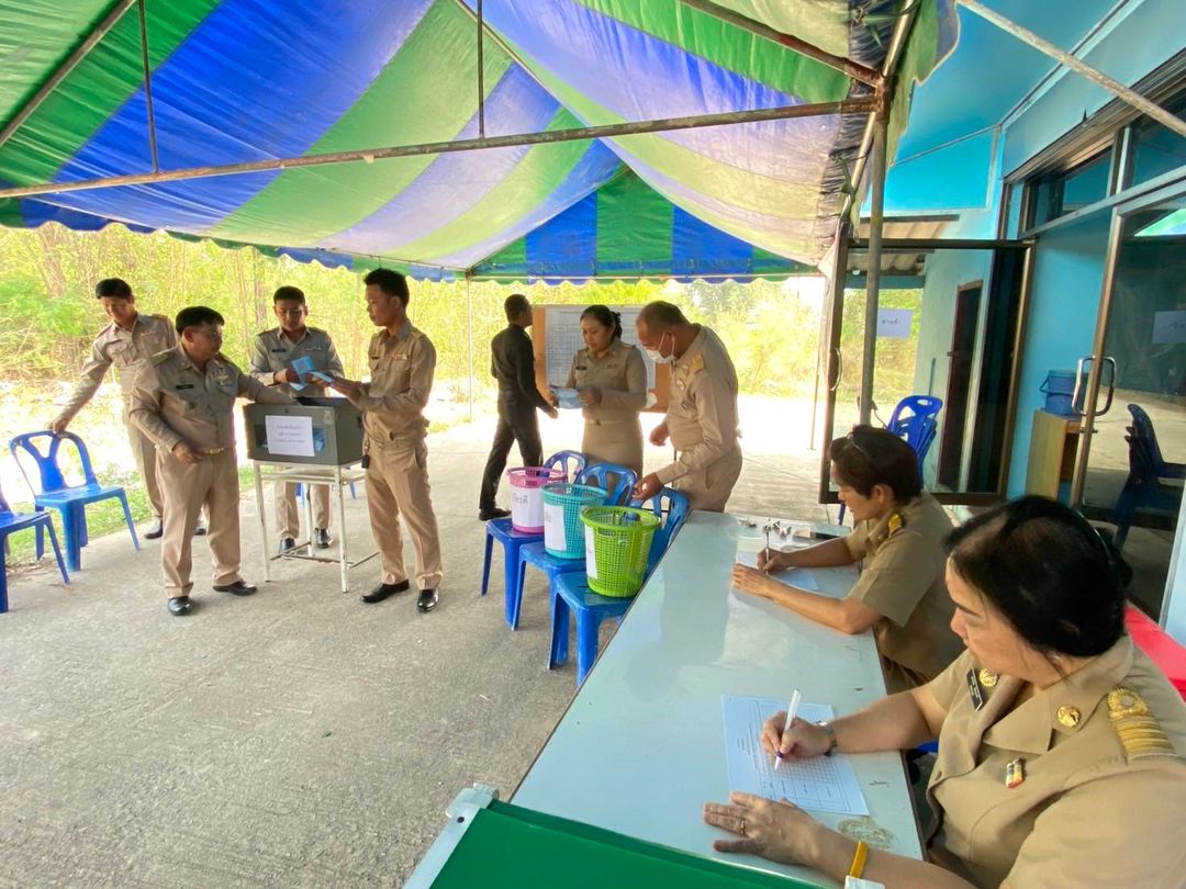 ประมงอำเภอโกรกพระ ร่วมเป็นคณะกรรมการเลือกตั้ง ผู้ใหญ่บ้าน อำเภอโกรกพระ จังหวัดนครสวรรค์..คลิก