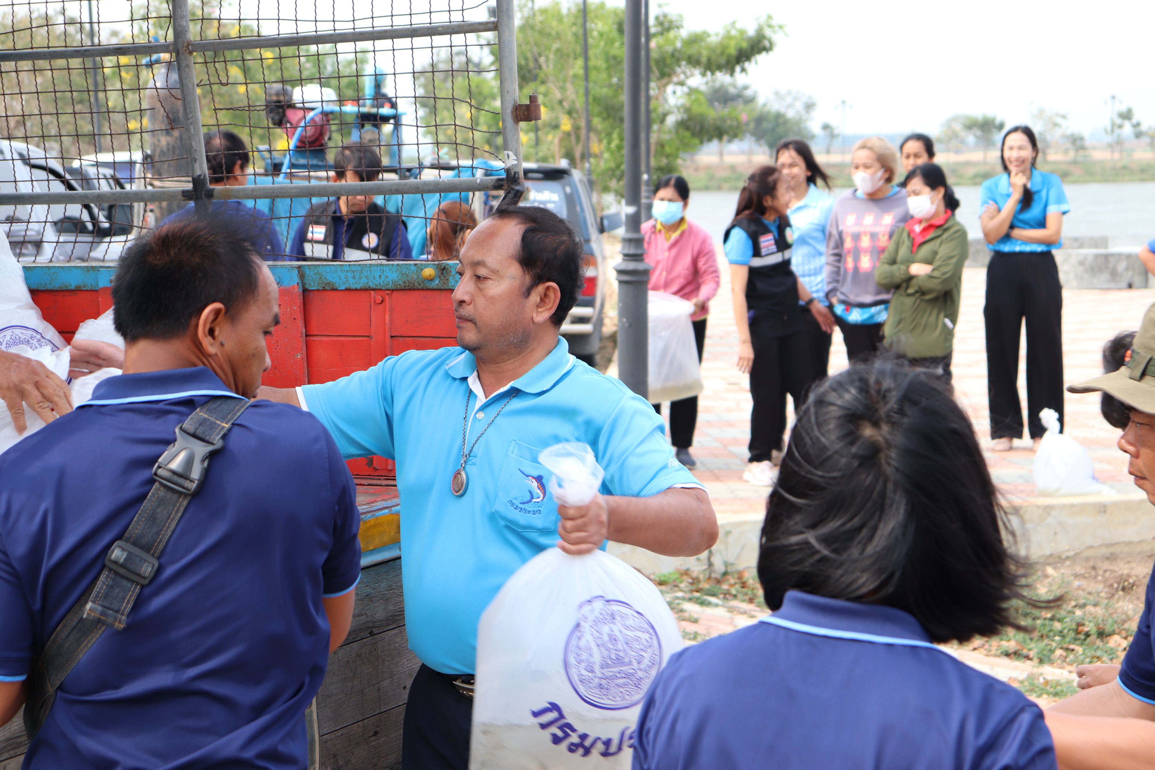ร่วมปล่อยพันธุ์สัตว์น้ำเศรษฐกิจ 6 ชนิด ณ หนองลาดจินจานและหนองเพิกไพร ในพื้นที่อำเภอวิเศษขัยชาญ