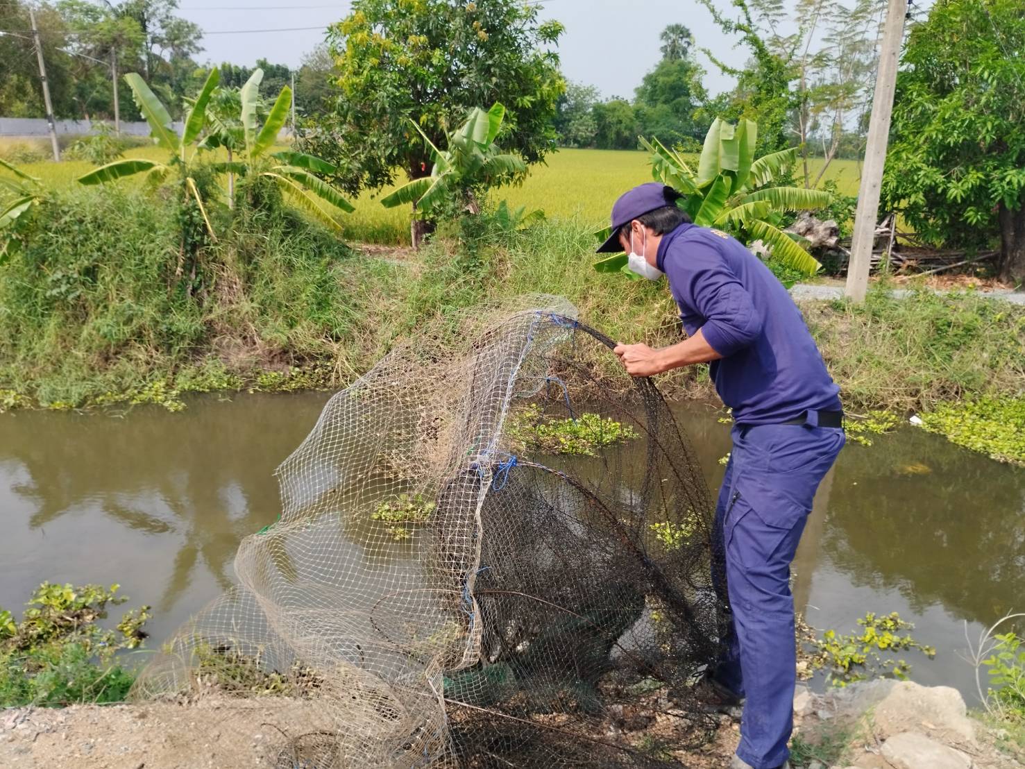 สำนักงานประมงจังหวัดสุพรรณบุรี ออกตรวจ ควบคุม ป้องกัน และปราบปรามผู้ทำการประมงผิดกฎหมาย ในเขตพื้นที่จังหวัดสุพรรณบุรี