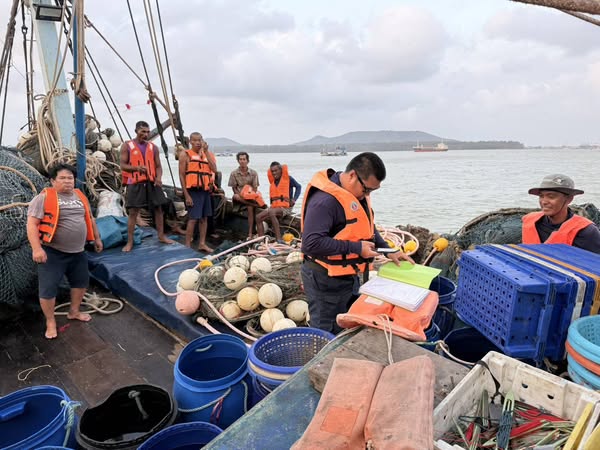 ศูนย์ป้องกันและปราบปรามประมงทะเลสงขลา  ออกปฏิบัติงานควบคุมเฝ้าระวังการทำประมงในพื้นที่ทะเลชายฝั่ง 