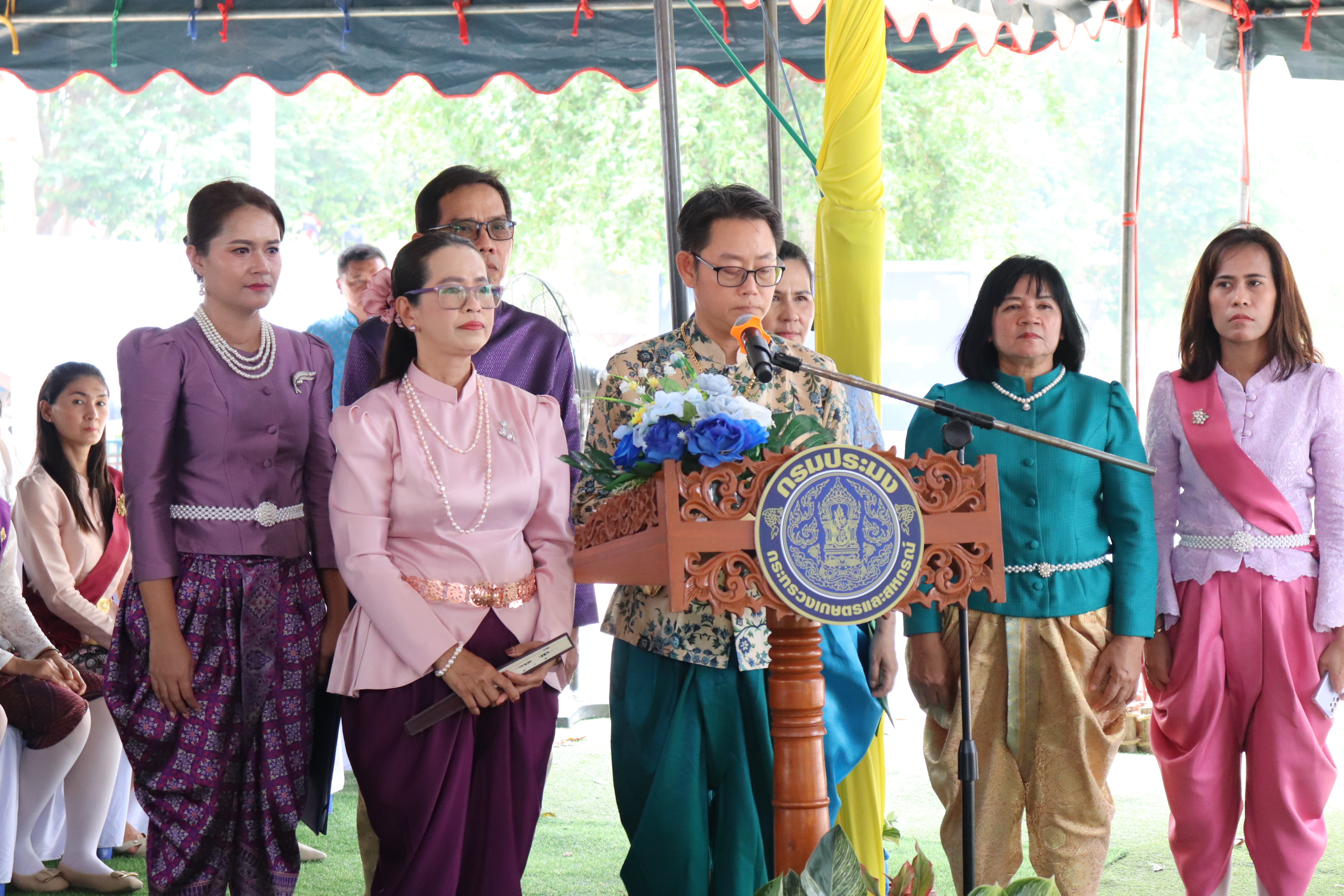 ร่วมปล่อยพันธุ์สัตว์น้ำเศรษฐกิจ 6 ชนิด ณ บึงกลีบเมฆ ในพื้นที่อำเภอเมืองอ่างทอง