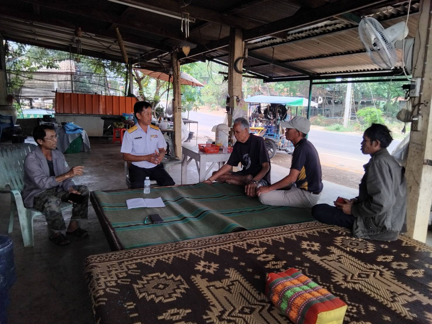 ร่วมกับคณะกรรมการแหล่งน้ำ ตรวจรับวัสดุ และสร้างคอกอาหารธรรมชาติในแหล่งน้ำ