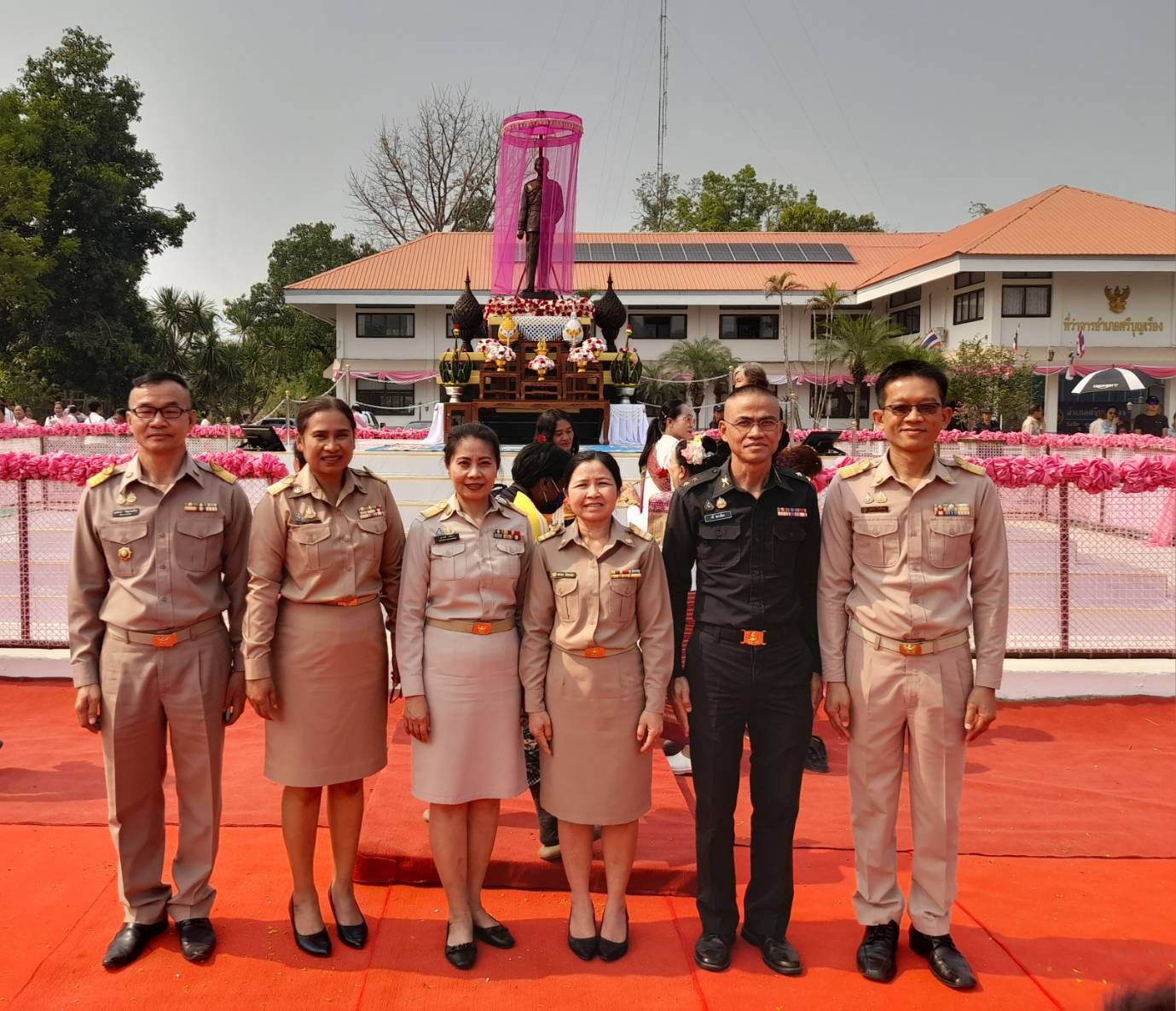 ประมงอำเภอศรีบุญเรือง ร่วมพิธีพุทธาภิเษกพระพุทธศรีบุญเรืองและพิธีเปิดพระบรมราชานุสาวรีย์พระบาทสมเด็จพระจุลจอมเกล้าเจ้าอยู่หัว รัชกาล 5   วันที่ 23 -24 มีนาคม 2568      นางสาวมลฤดี ลิ้มสุวรรณ ประมงอำเภอศรีบุญเรือง ร่วมในพิธีพุทธาภิเษกพระพุทธศรีบุญเรืองและพิธีเปิดพระบรมราชานุสาวรีย์พระบาทสมเด็จพระจุลจอมเกล้าเจ้าอยู่หัว รัชกาลที่ 5 โดยมีกิจกรรมดังนี้    วันที่ 23 มีนาคม 2568       1. พิธีเจริญพระพุทธมนต์  พิธีบวชชีพราหมณ์ถวายเป็นพระราชกุศลพระบาทสมเด็จพระจุลจอมเกล้าเจ้าอยู่หัว รัชกาลที่ 5  พิธีบวงสรวง    พิธีเจริญพระพุทธมนต์      2. พิธีพุทธาภิเษกพระพุทธศรีบุญเรือง (เนื่องในโอกาสสถาปนาอำเภอศรีบุญเรือง ครบ 60 ปี และเหรียญที่ระลึกเนื่องในโอกาสเปิดพระบรมราชานุสาวรีย์พระบาทสมเด็จพระจุลจอมเกล้าเจ้าอยู่หัว รัชกาลที่ 5    วันที่ 24 มีนาคม 2568      พิธีทำบุญตักบาตร พิธีบวงสรวง พิธีรำบวงสรวง และพิธีเปิดพระบรมราชานุสาวรีย์ พระบาทสมเด็จพระจุลจอมเกล้าเจ้าอยู่หัว รัชกาลที่ 5  ณ สนามหน้าที่ว่าการอำเภอศรีบุญเรือง จังหวัดหนองบัวลำภู..คลิก