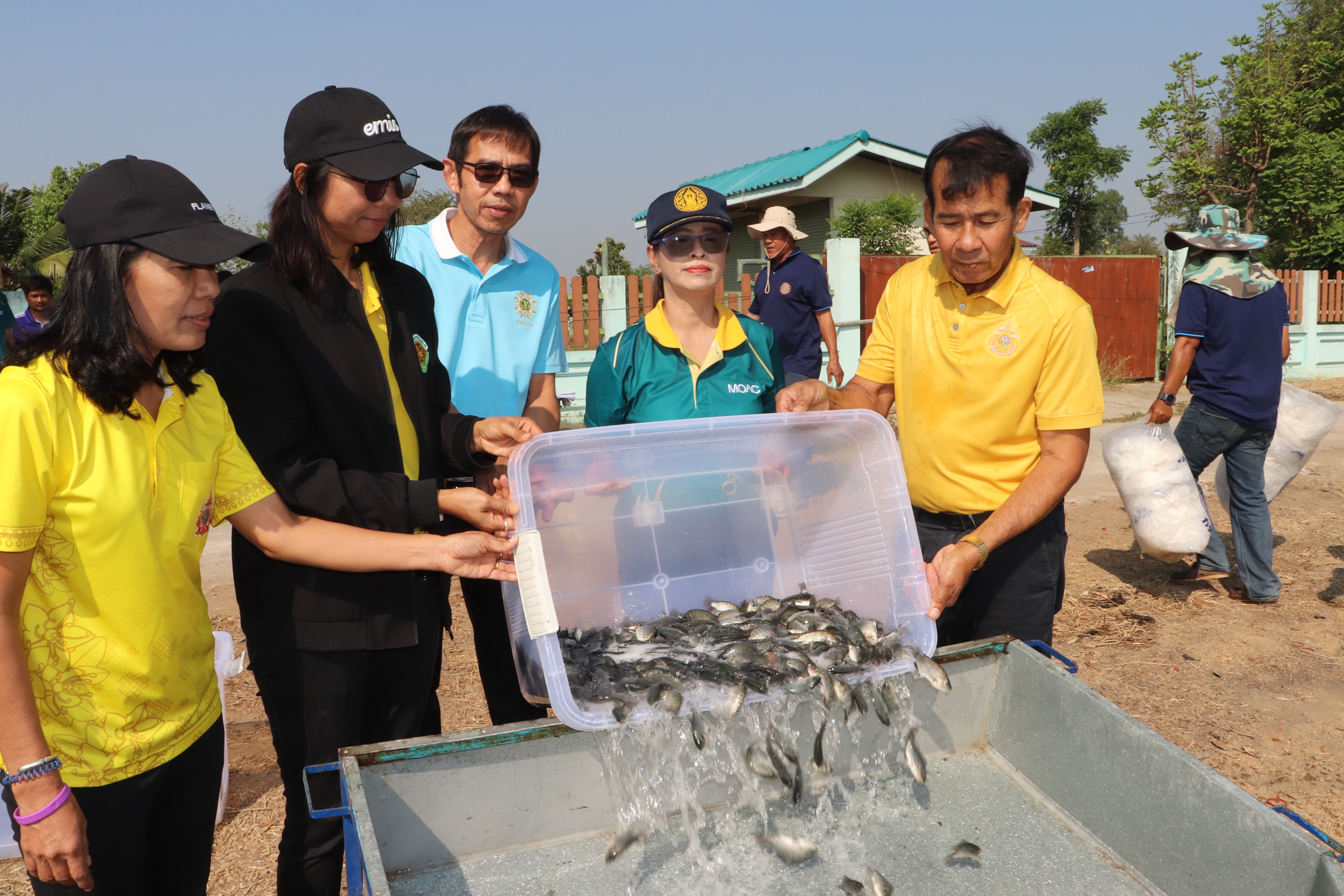 ร่วมปล่อยพันธุ์สัตว์น้ำเศรษฐกิจ 6 ชนิด ณ บึงคลองแพและบึงบ้านเชียง ในพื้นที่อำเภอสามโก้