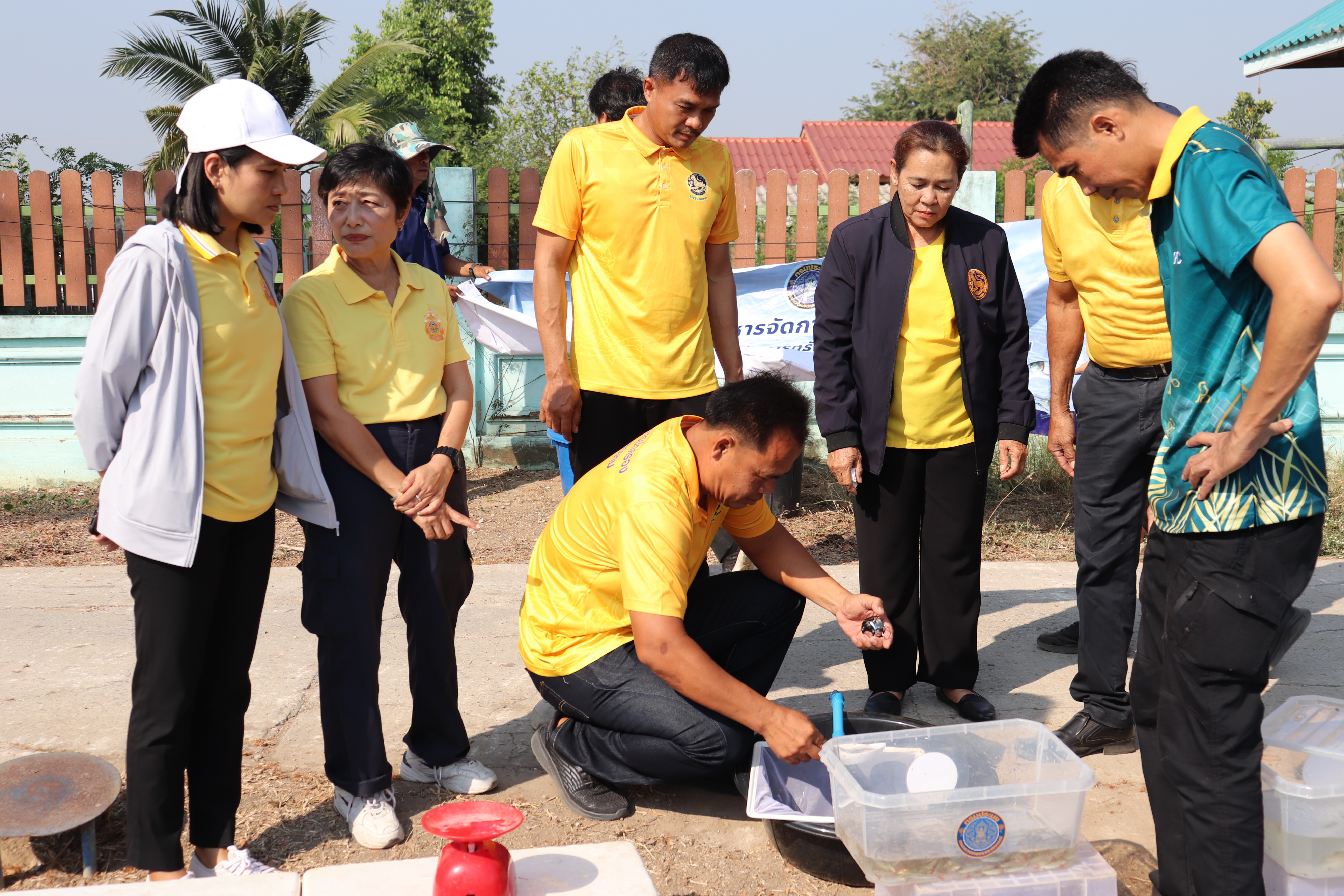 ร่วมปล่อยพันธุ์สัตว์น้ำเศรษฐกิจ 6 ชนิด ณ บึงคลองแพและบึงบ้านเชียง ในพื้นที่อำเภอสามโก้