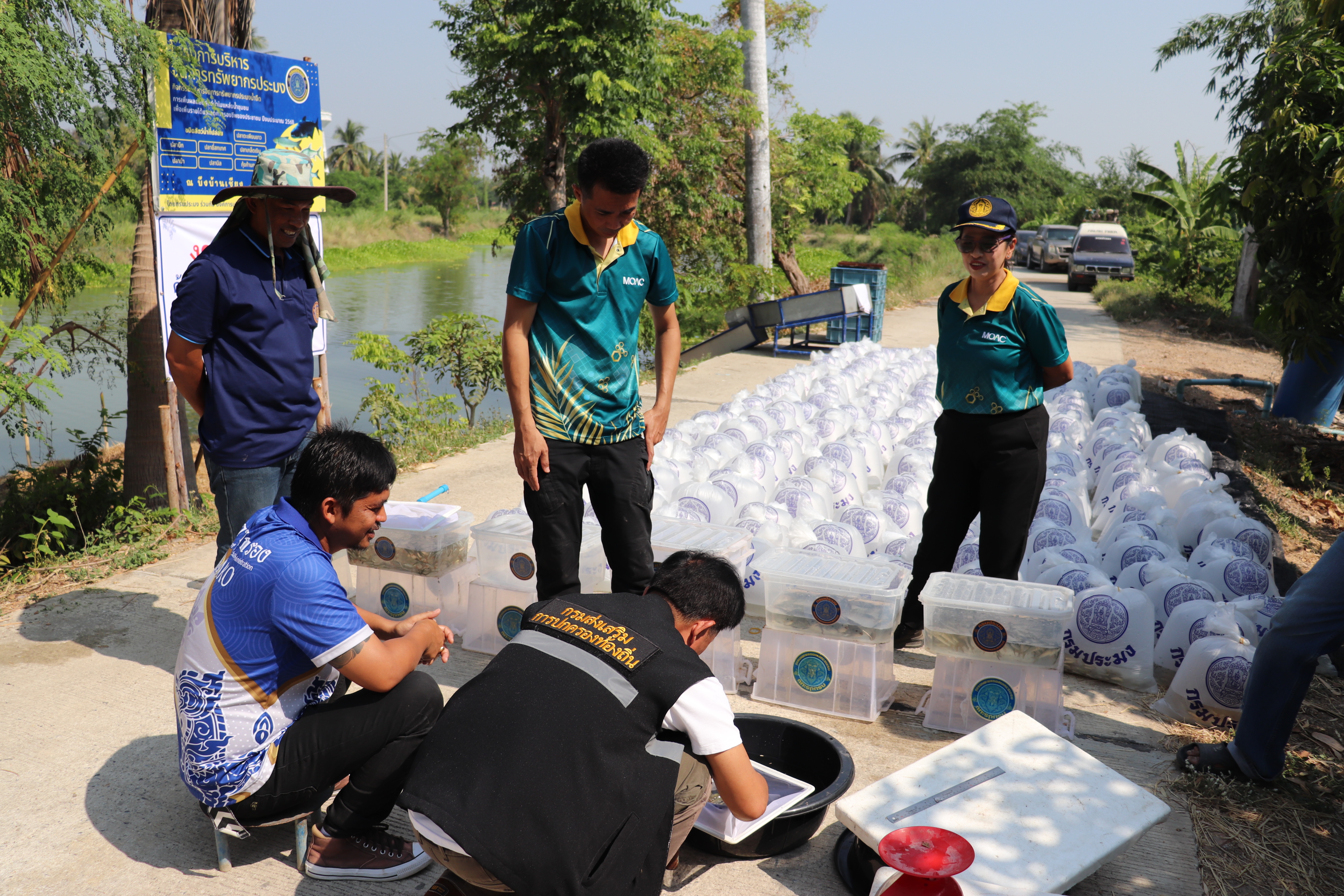 ร่วมปล่อยพันธุ์สัตว์น้ำเศรษฐกิจ 6 ชนิด ณ บึงคลองแพและบึงบ้านเชียง ในพื้นที่อำเภอสามโก้
