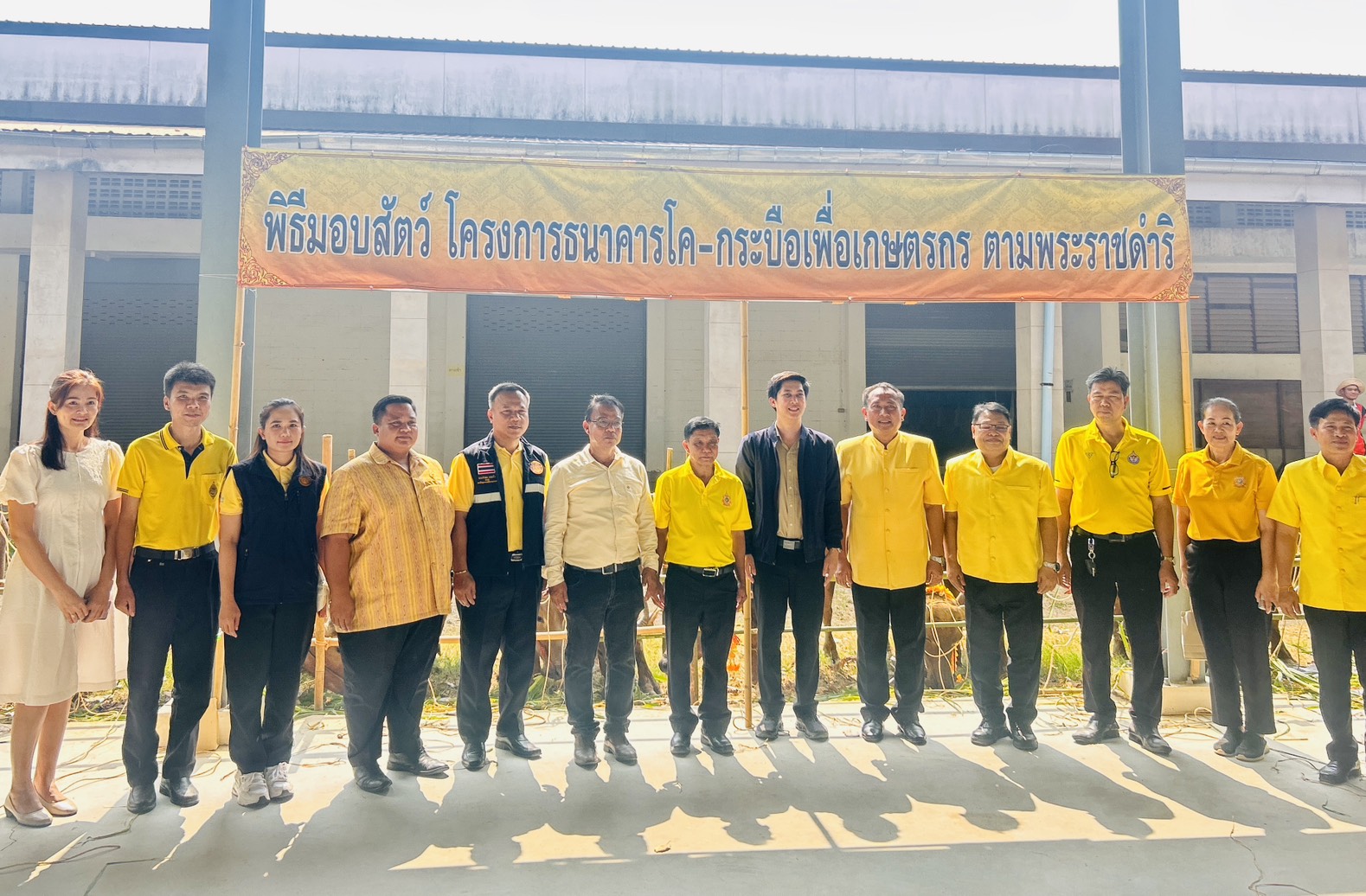 ร่วมพิธีมอบกระบือ โครงการธนาคารโค-กระบือเพื่อเกษตรกร ตามพระราชดำริ เป็นโค จำนวน 50 ตัว และมอบเวชภัณฑ์ จำนวน 50 ชุด ให้กับเกษตรกรอำเภอโพธิ์ชัย จังหวัดร้อยเอ็ด