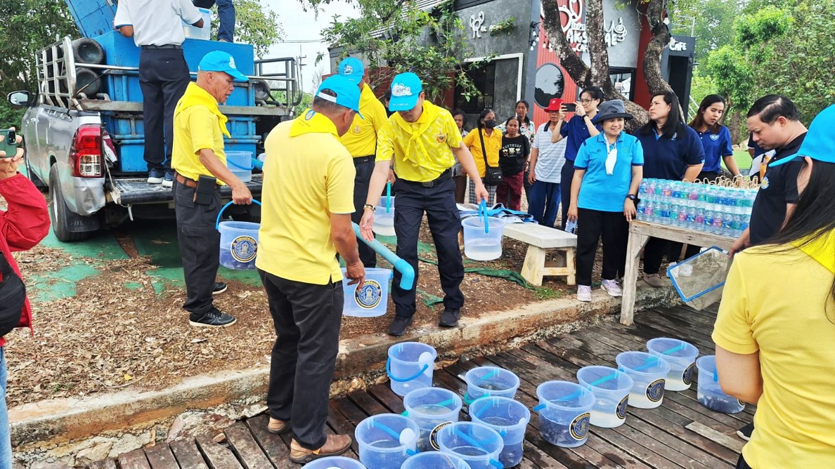 นางนันทวัน ศานติสาธิตกุล ผู้อำนวยการศูนย์วิจัยและพัฒนาการเพาะเลี้ยงสัตว์น้ำชายฝั่งระยอง พร้อมด้วย  ร่วมกิจกรรมปล่อยพันธุ์สัตว์น้ำ (ปลากะพงขาว) เพื่อแก้ไขปัญหาการแพร่ระบาดของปลาหมอคางดำ จังหวัดระยอง