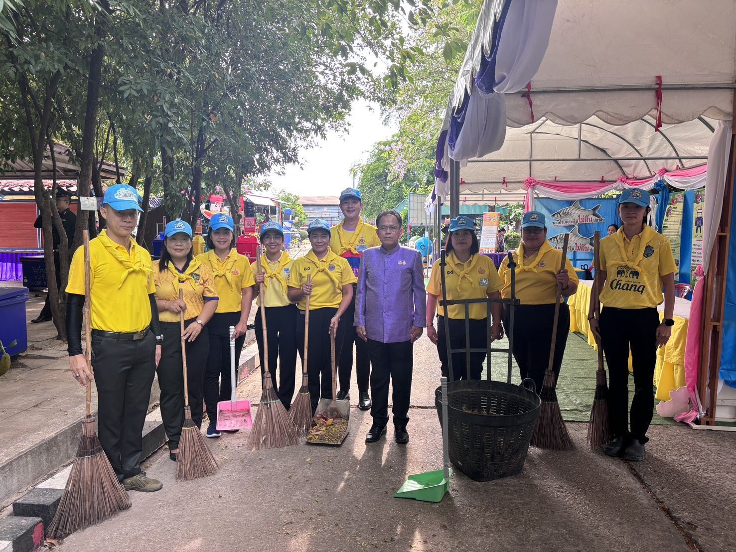 ประมงอำเภอวารินชำราบ ร่วมกิจกรรมจิตอาสาบำเพ็ญสาธารณประโยชน์ เนื่องในวันข้าราชการพลเรือน พ.ศ. 2568