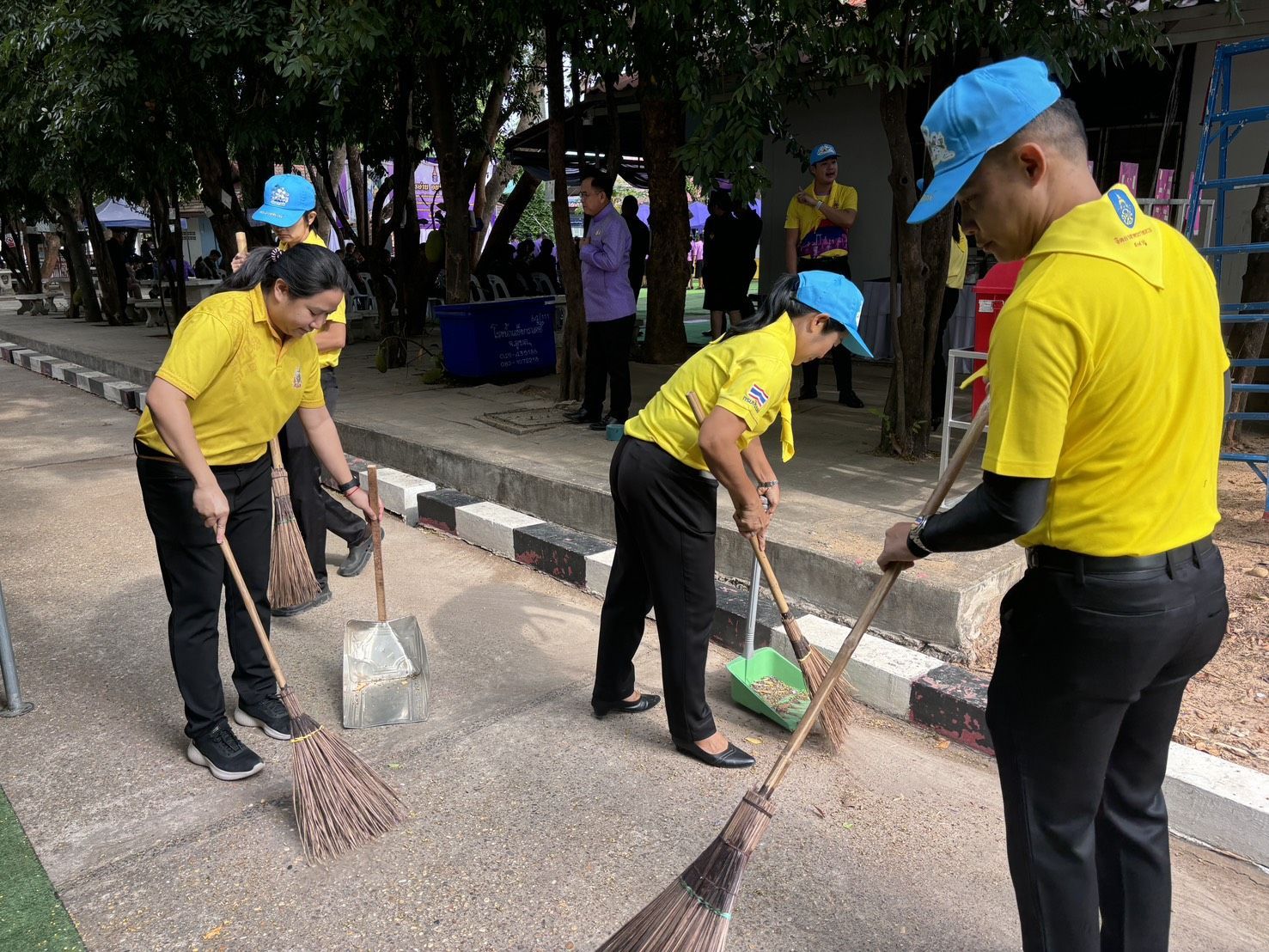 ประมงอำเภอวารินชำราบ ร่วมกิจกรรมจิตอาสาบำเพ็ญสาธารณประโยชน์ เนื่องในวันข้าราชการพลเรือน พ.ศ. 2568