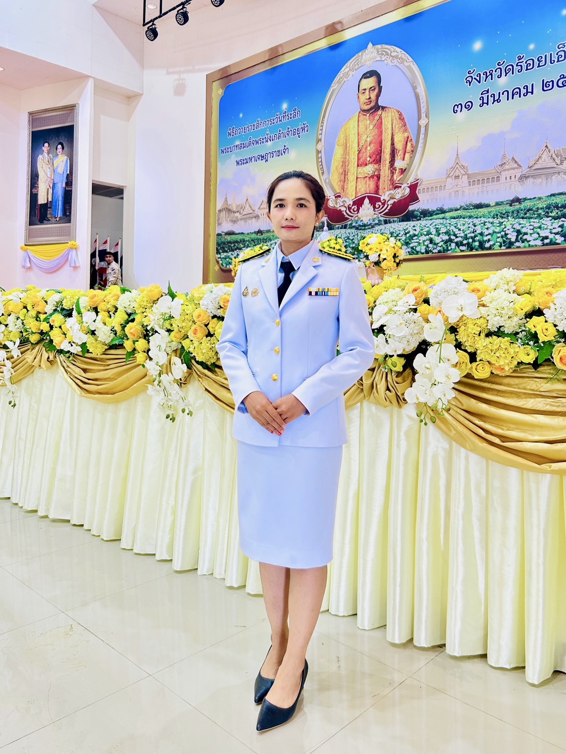 ร่วมพิธีถวายสักการะ วางพานพุ่มดอกไม้สด เบื้องหน้าพระบรมสาทิสลักษณ์ พระบาทสมเด็จพระนั่งเกล้าเจ้าอยู่หัว พระมหาเจษฎาราชเจ้า..คลิก