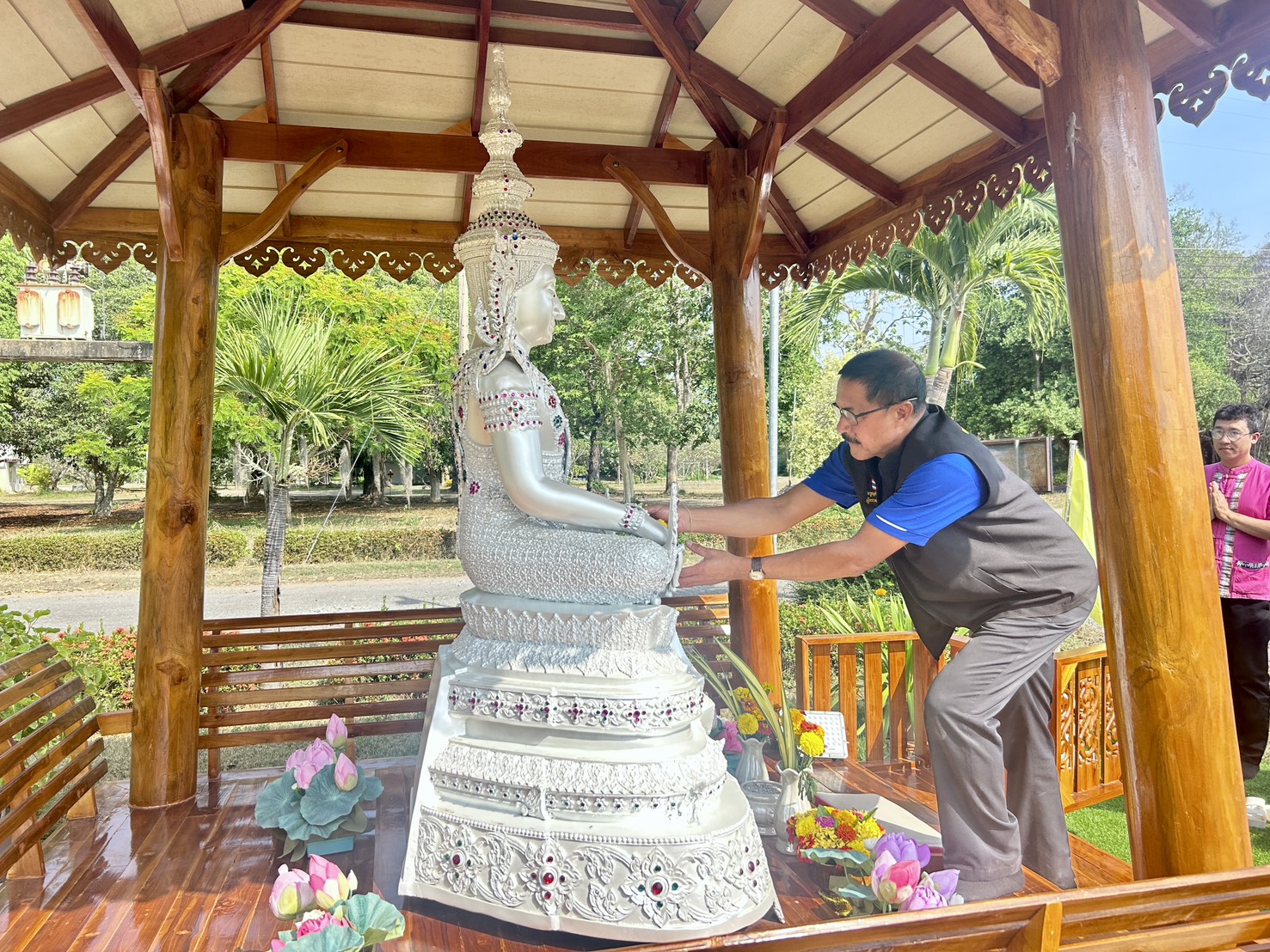 ร่วมต้อนรับ นายจรูญศักดิ์ เพชรศรี หัวหน้าผู้ตรวจราชการกรมประมง และเจ้าหน้าที่กองบริหารจัดการทรัพยากรและกำหนดมาตรการ ในการเข้าติดตามและตรวจเยี่ยม เกษตรกร พี่น้องชาวประมง ในพื้นที่อำเภอพนมไพร อำเภอธวัชบุรี อำเภอทุ่งเขาหลวง จังหวัดร้อยเอ็ด