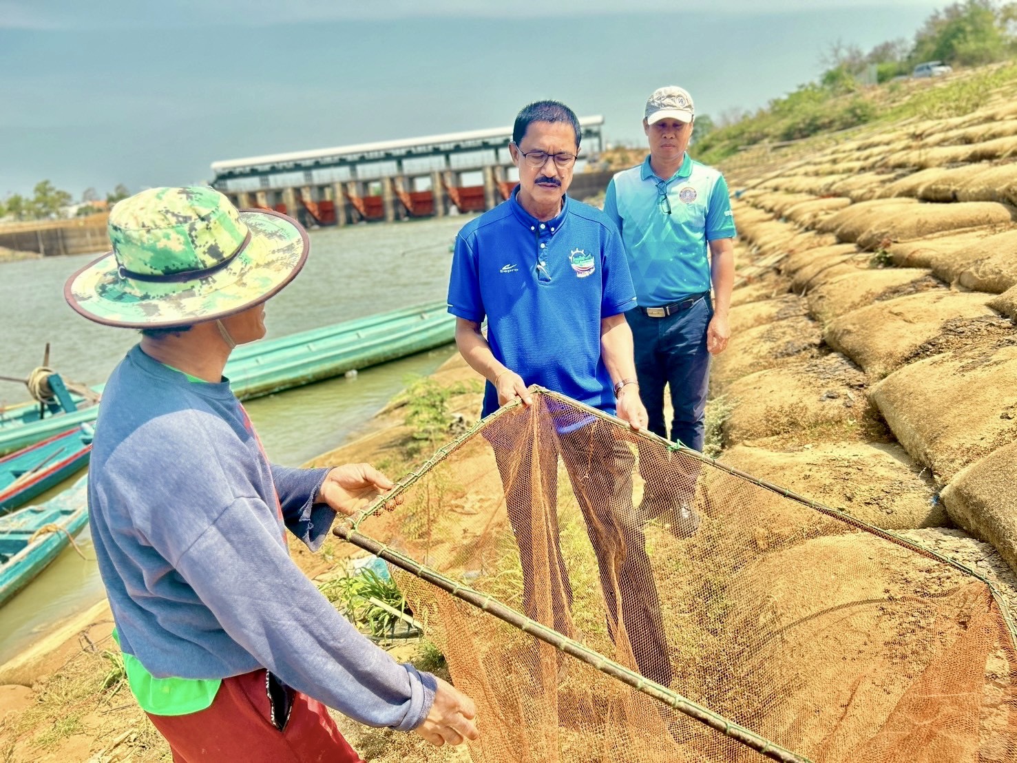 ร่วมต้อนรับ นายจรูญศักดิ์ เพชรศรี หัวหน้าผู้ตรวจราชการกรมประมง และเจ้าหน้าที่กองบริหารจัดการทรัพยากรและกำหนดมาตรการ ในการเข้าติดตามและตรวจเยี่ยม เกษตรกร พี่น้องชาวประมง ในพื้นที่อำเภอพนมไพร อำเภอธวัชบุรี อำเภอทุ่งเขาหลวง จังหวัดร้อยเอ็ด