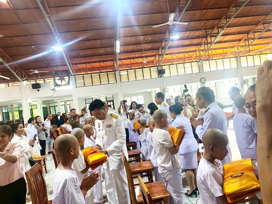 นางนันทวัน  ศานติสาธิตกุล ผู้อำนวยการศูนย์วิจัยและพัฒนาการเพาะเลี้ยงสัตว์น้ำชายฝั่งระยอง มอบหมายให้นางปริญญา  สุทธินนท์ นักวิชาการประมงชำนาญการพิเศษ นางพิณชกร ศรีทองคำ เจ้าพนักงานประมงชำนาญงาน และนายอนุวัฒน์  ทัดประดิษฐ์ นักวิชาการประมง ร่วมพิธีบรรพชาสามเณรเฉลิมพระเกียรติสมเด็จ พระกนิษฐาธิราชเจ้า กรมสมเด็จพระเทพรัตนราชสุดาฯ สยามบรมราชกุมารี เนื่องในโอกาสทรงเจริญพระชนมายุ 70 พรรษา