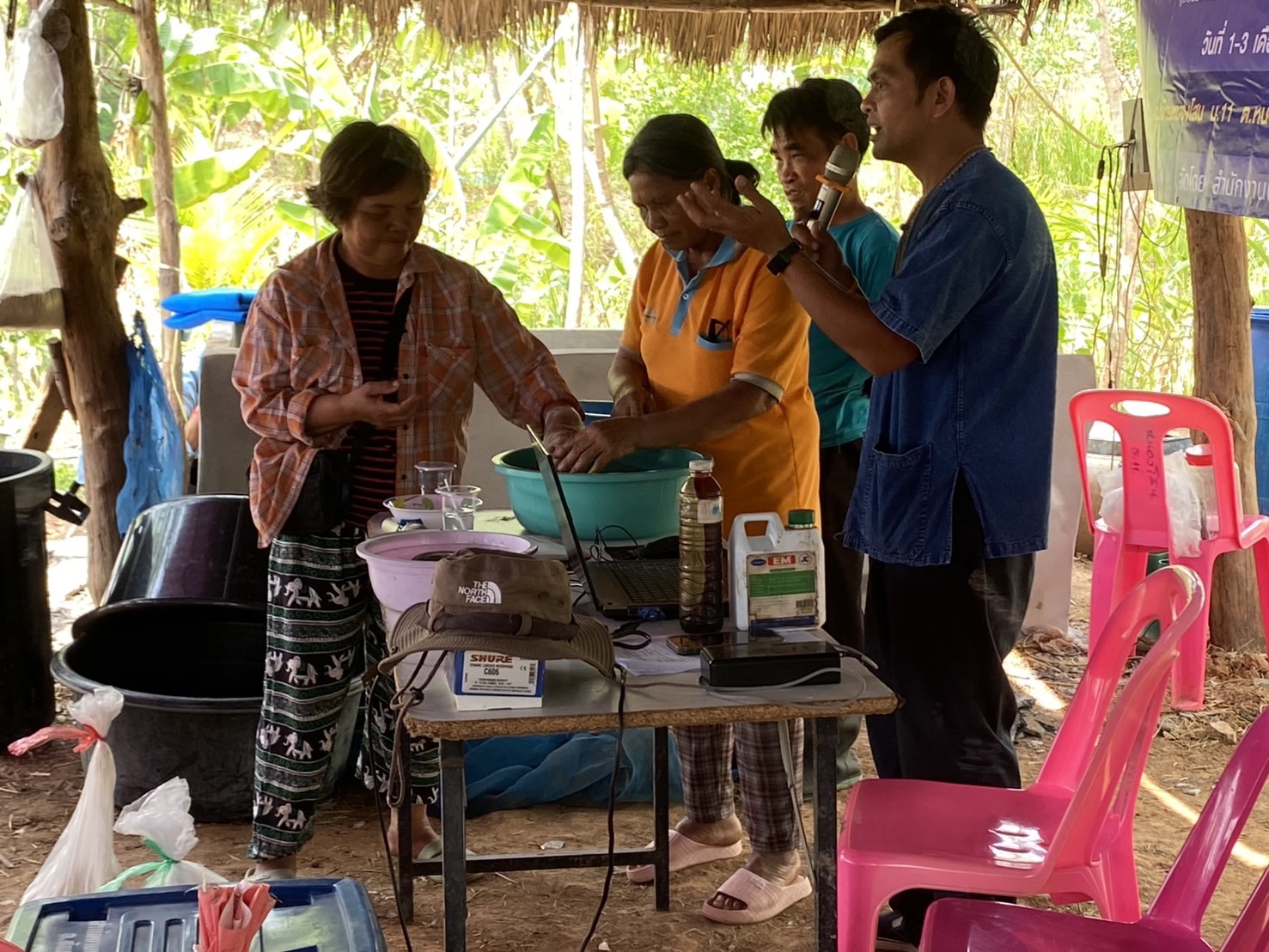 อบรม โครงการยกระดับสินค้าเกษตรปลอดภัย กิจกรรมการพัฒนาศักยภาพการผลิตสินค้าประมง อ.เกษตรสมบูรณ์ จุดที่5 (วันที่สอง)..คลิก