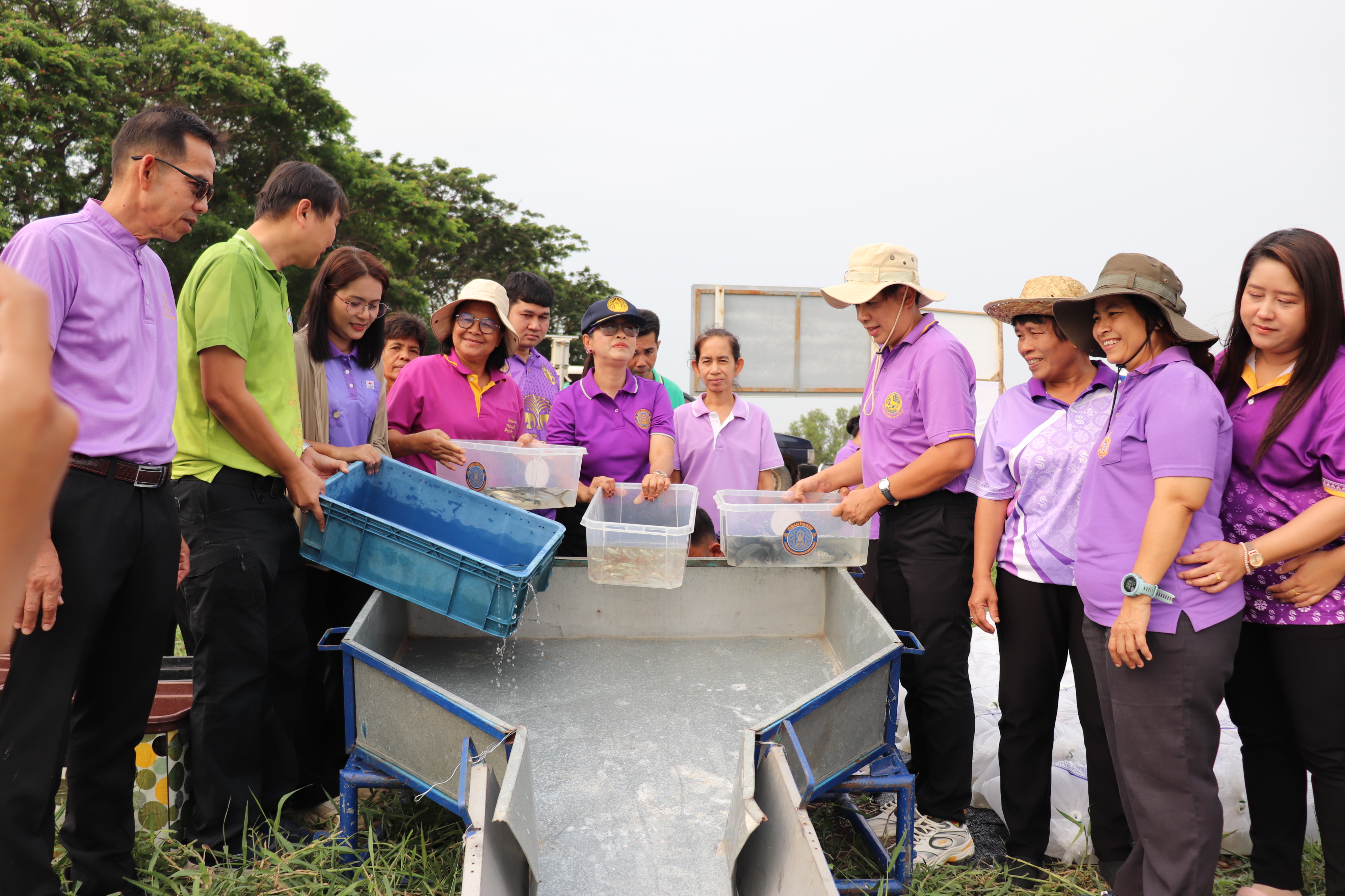 ร่วมปล่อยพันธุ์สัตว์น้ำเศรษฐกิจ 6 ชนิด ณ หนองขโมย และหนองรางยายสา ในพื้นที่อำเภอป่าโมก