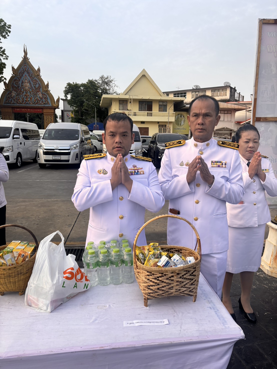 วันพุทธ ที่  2 เมษายน 2568 บุคลากร สำนักงานประมงจังหวัดอุบลราชธานี นำโดย นายวัชรเกียรติ สวัสดิรักษา หัวหน้ากลุ่มบริหารและยุทธศาสตร์ พร้อมด้วย นางสาวนิภาพร ทองแปลง เจ้าพนักงานธุรการชำนาญงาน และนายลำพอง ตาทอง ลูกจ้างประจำ ส.3 ร่วมทำบุญตักบาตรและเจริญพระปริตร..คลิก