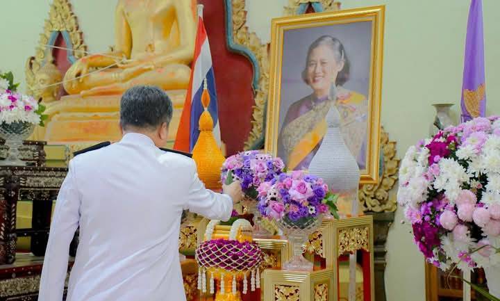 หัวหน้ากลุ่มบริหารและยุทธศาสตร์ พร้อมด้วย  เจ้าพนักงานธุรการชำนาญงาน และ พนักงานการเงินและบัญชี ส4  เข้าร่วมพิธีทำบุญตักบาตรแด่พระสงฆ์ และลงนามถวายพระพรฯ  เนื่องในวันคล้ายวันพระราชสมภพ  สมเด็จพระกนิษฐาธิราชเจ้า กรมสมเด็จพระเทพรัตนราชสุดาฯ  สยามบรมราชกุมารี ณ วัดคูหาสวรรค์ พระอารามหลวง  อำเภอเมืองพัทลุง จังหวัดพัทลุง..คลิก