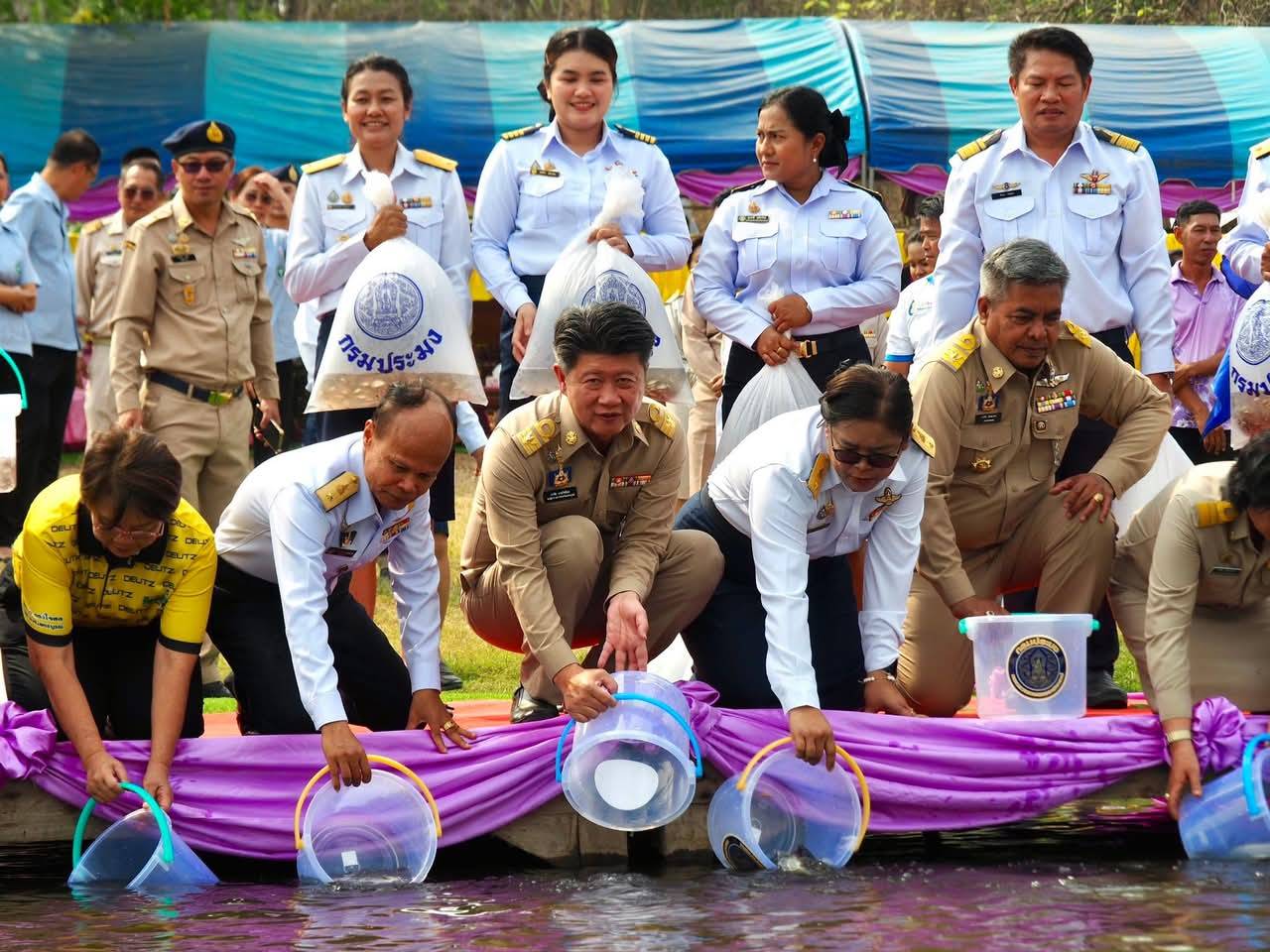 จังหวัดเพชรบูรณ์ จัดพิธีปล่อยพันธุ์สัตว์น้ำ เนื่องในวันข้าราชการพลเรือน ประจำปี 2568