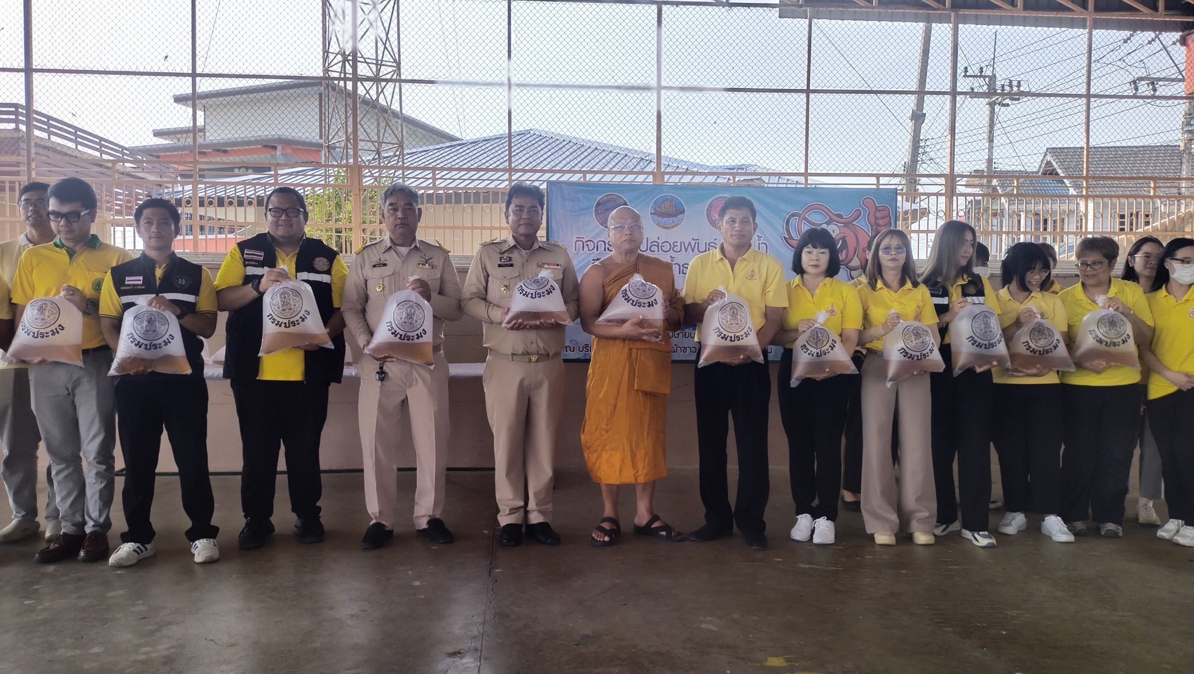 ร่วมกิจกรรมปล่อยพันธุ์สัตว์น้ำคืนสู่แหล่งน้ำธรรมชาติเพื่อฟื้นฟูระบบนิเวศจังหวัดสมุทรสาคร ณ วัดชีผ้าขาว ตำบลท่าจีน อำเภอเมืองสมุทรสาคร จังหวัดสมุทรสาคร..คลิก