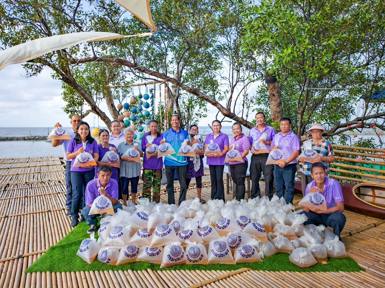 จัดกิจกรรมปล่อยพันธุ์กุ้งแชบ๊วย จำนวน 400,000 ตัว บริเวณปากอ่าวคลองด่าน ต.คลองด่าน อ.บางบ่อ จ.สมุทรปราการ 